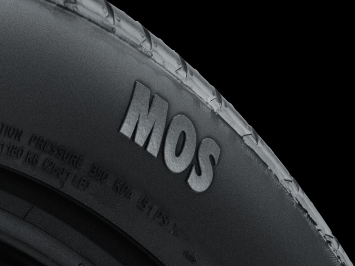 Primer plano de un neumático MOS de Mercedes-Benz.