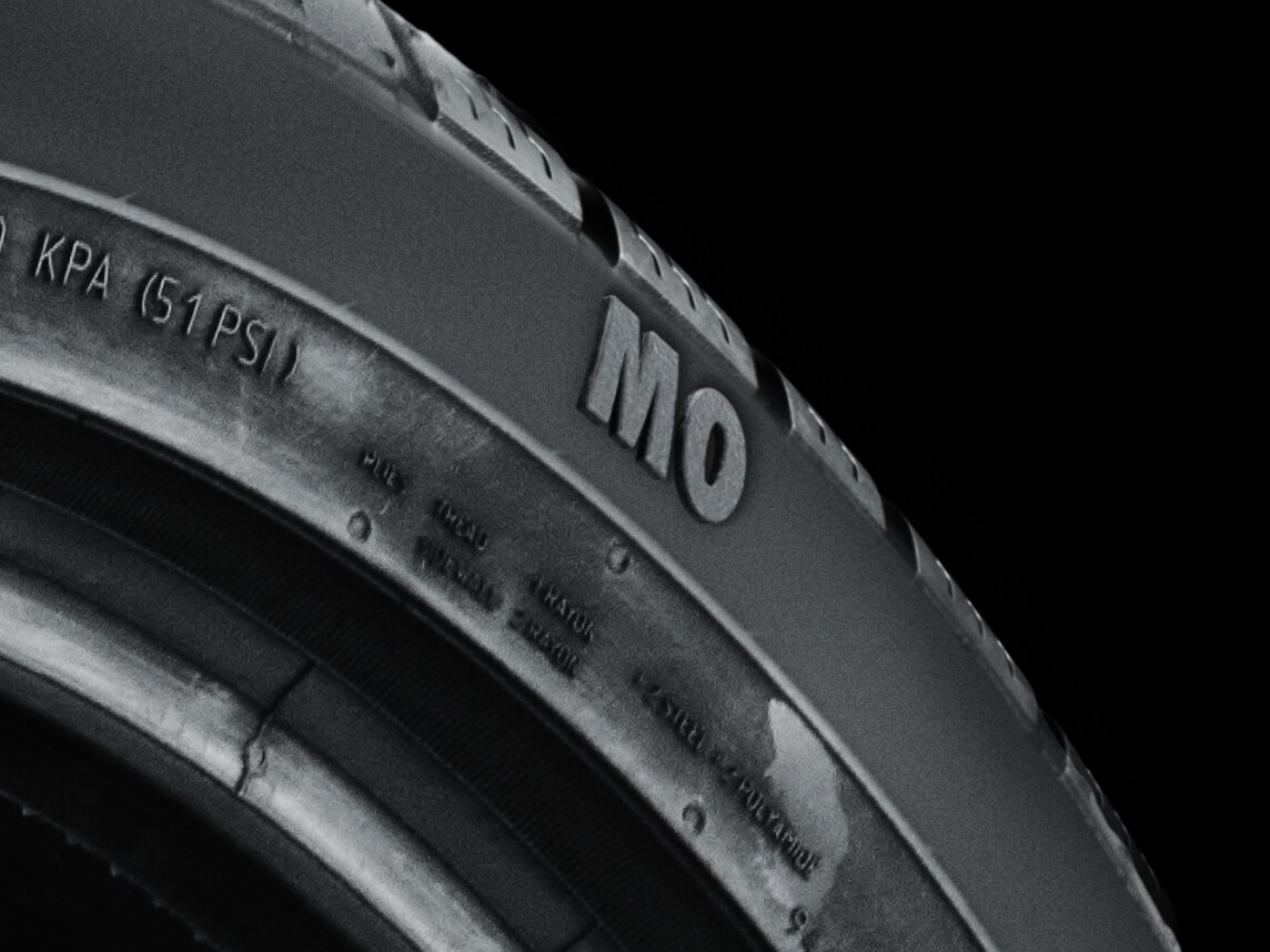 Primer plano de un neumático MO de Mercedes-Benz.