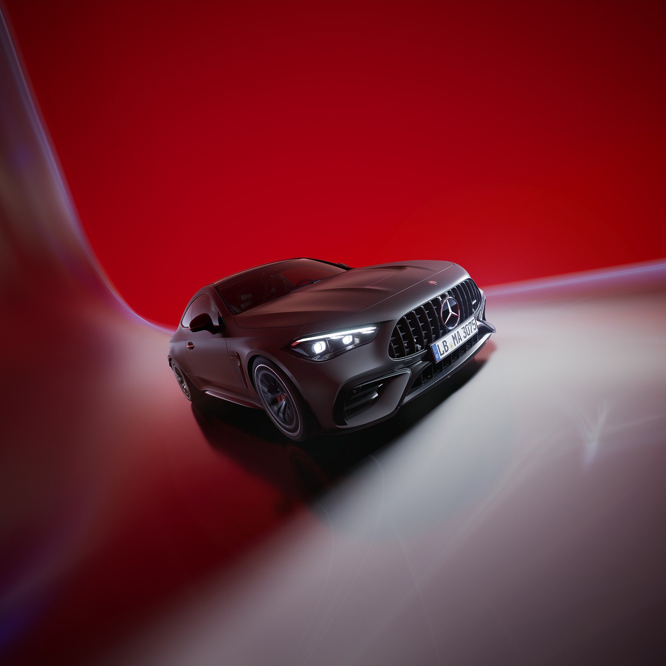 Visual frontal lateral de un CLE Coupé negro de Mercedes-AMG en un fondo rojo.