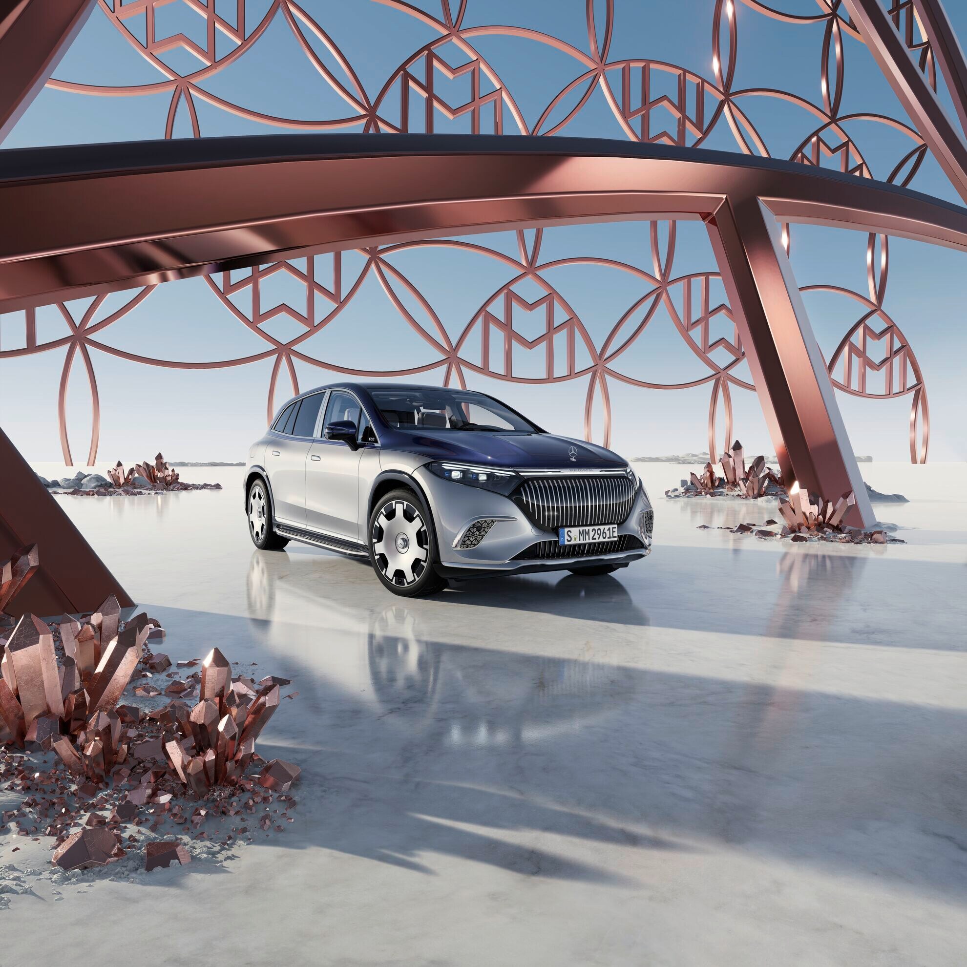 EQS SUV de Mercedes-Maybach en color plata