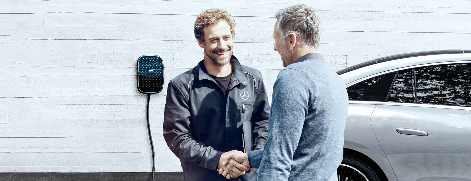 Utiliza el servicio de instalación de un socio de Mercedes-Benz Dos personas estrechándose la mano tras una exitosa instalación de Mercedes-Benz