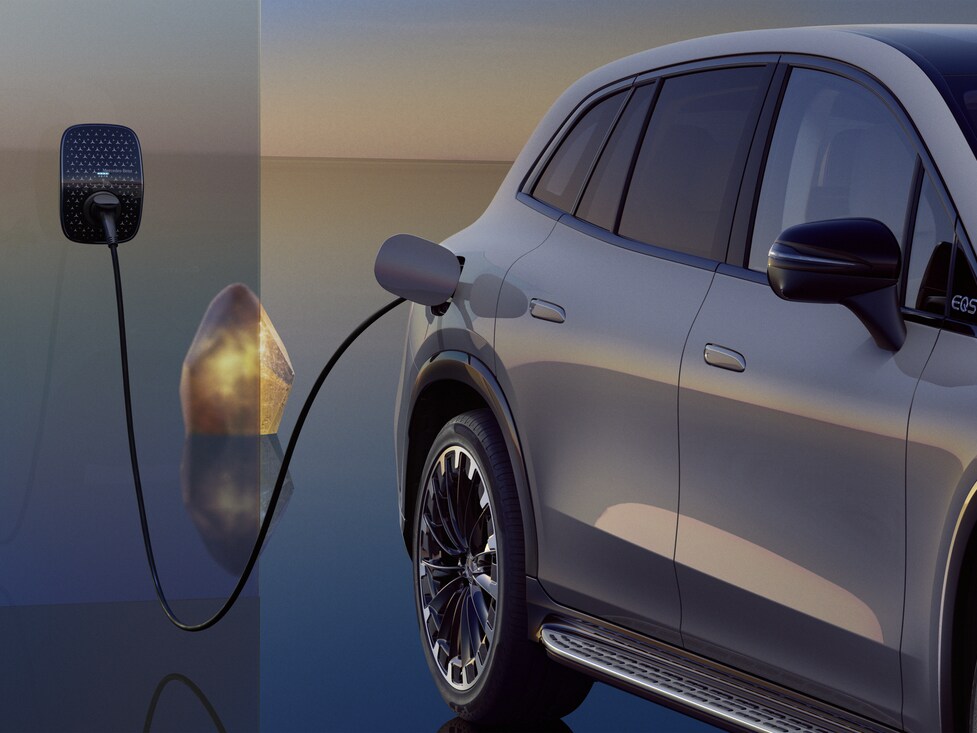 Una persona cargando un Mercedes-Benz EQS SUV con el Mercedes-Benz Wallbox Socket