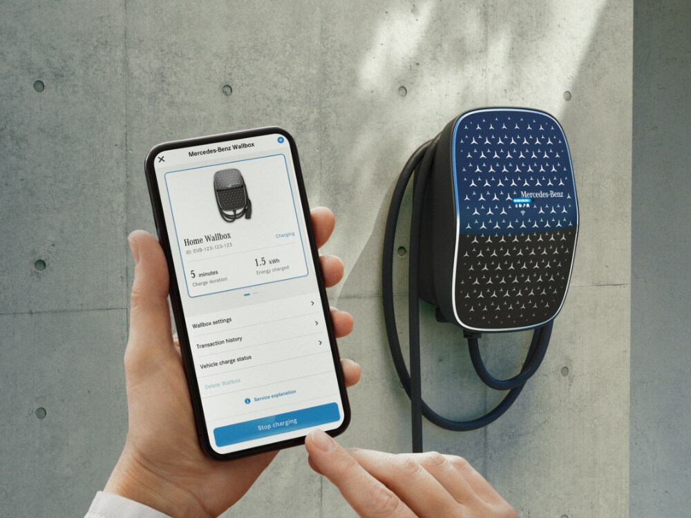 Con la Mercedes me App, los clientes pueden controlar el proceso de carga del vehículo eléctrico en su Wallbox a través de su smartphone. Un Mercedes-Benz EQE cargando en segundo plano