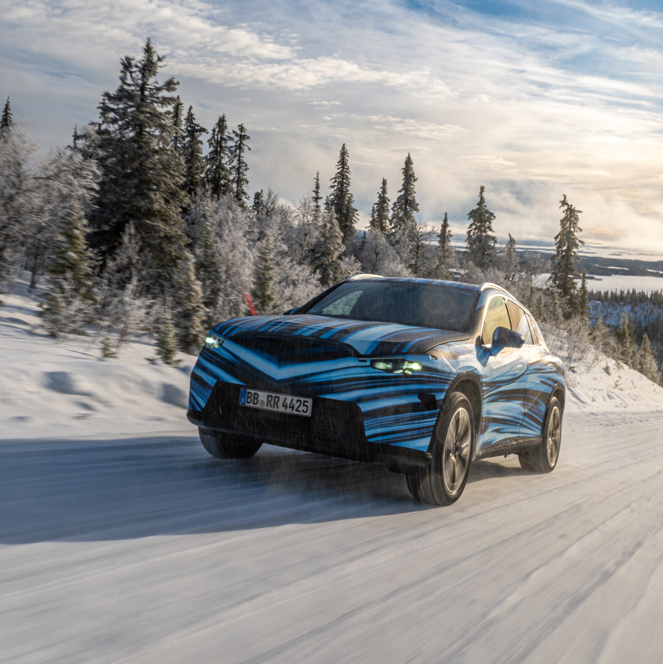 visual lateral del prototipo del glc de Mercedes-Benz en la nieve