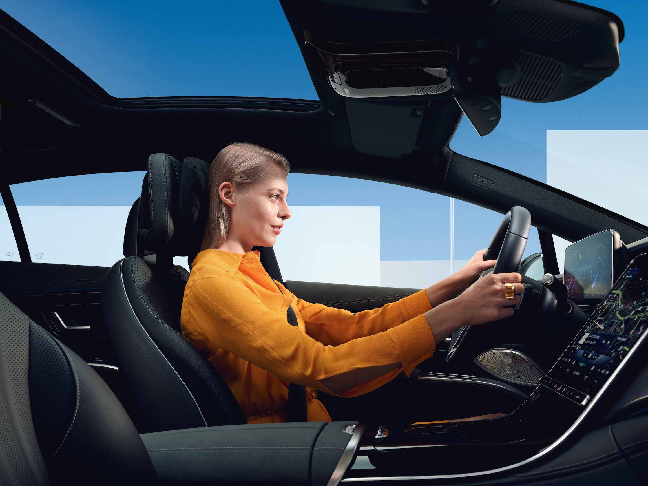 Una mujer sentada en un Mercedes Benz.