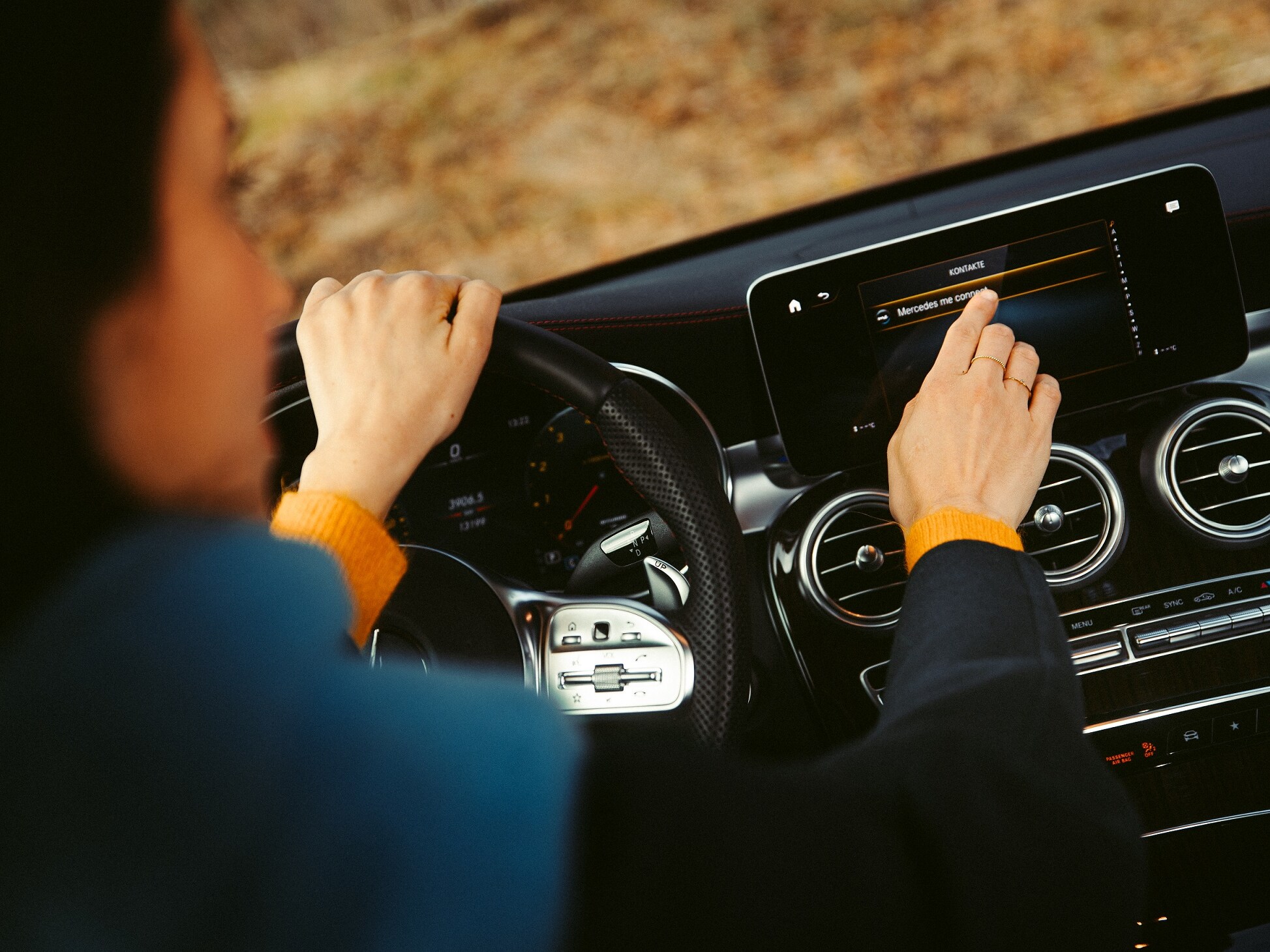 La tecla Mercedes me de la agenda de teléfonos de tu vehículo establece una comunicación directa entre el conductor y un empleado del servicio posventa Mercedes-Benz.