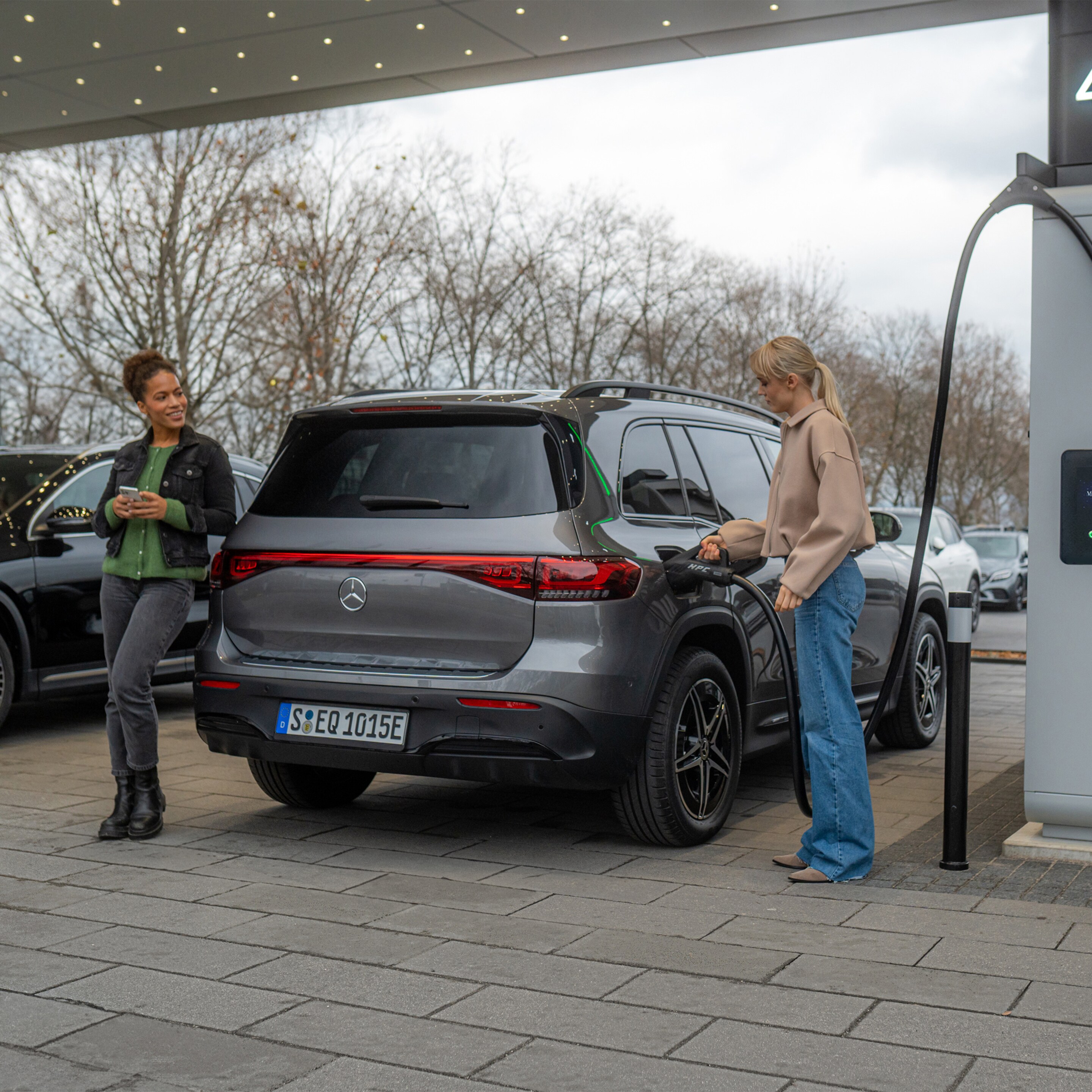 Dos coches eléctricos Mercedes-Benz en una estación de carga.
