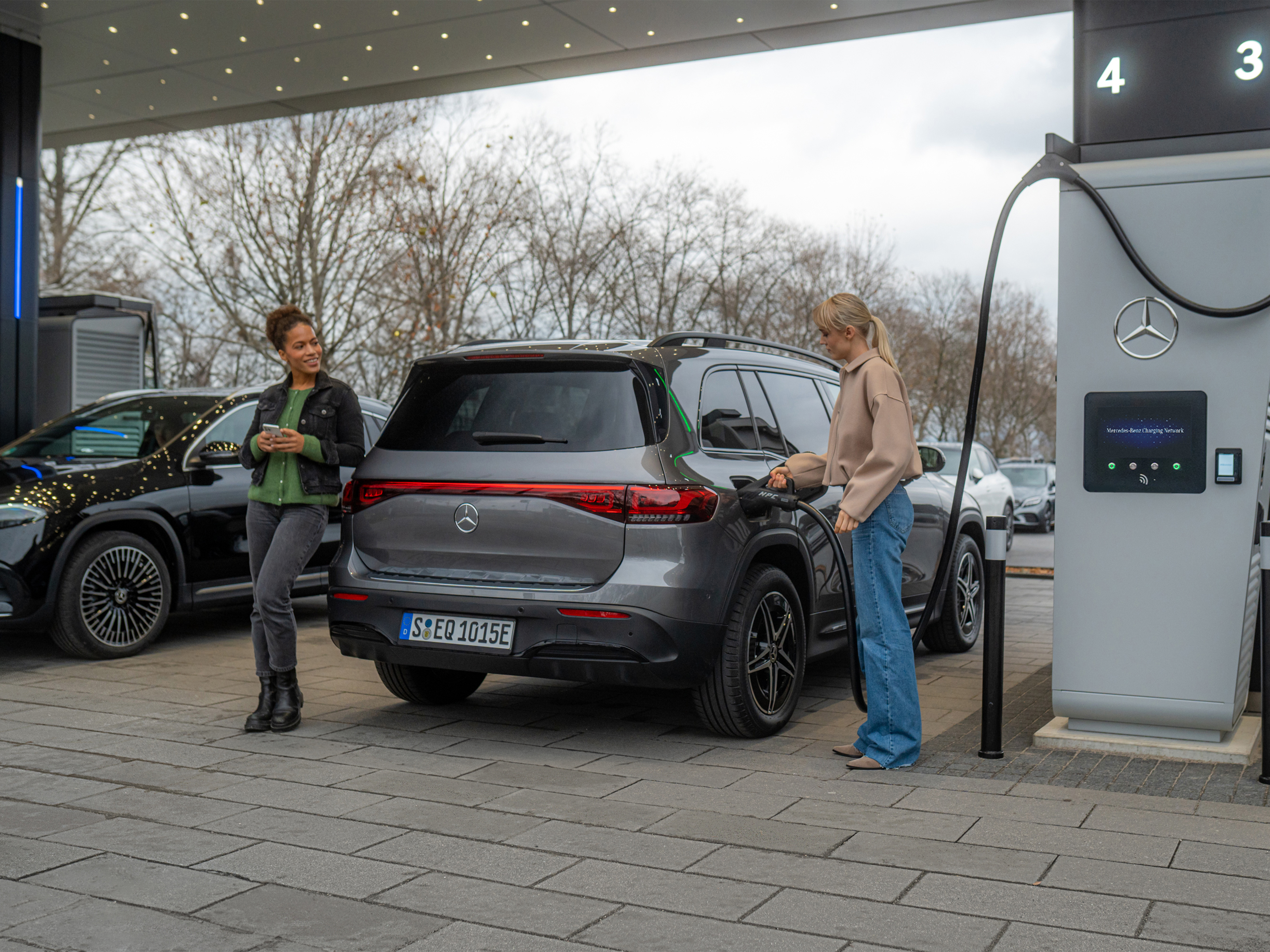 Mercedes-Benz Charging Network | Recarga sobre la marcha | Mercedes-Benz Dos coches eléctricos Mercedes-Benz en una estación de carga.
