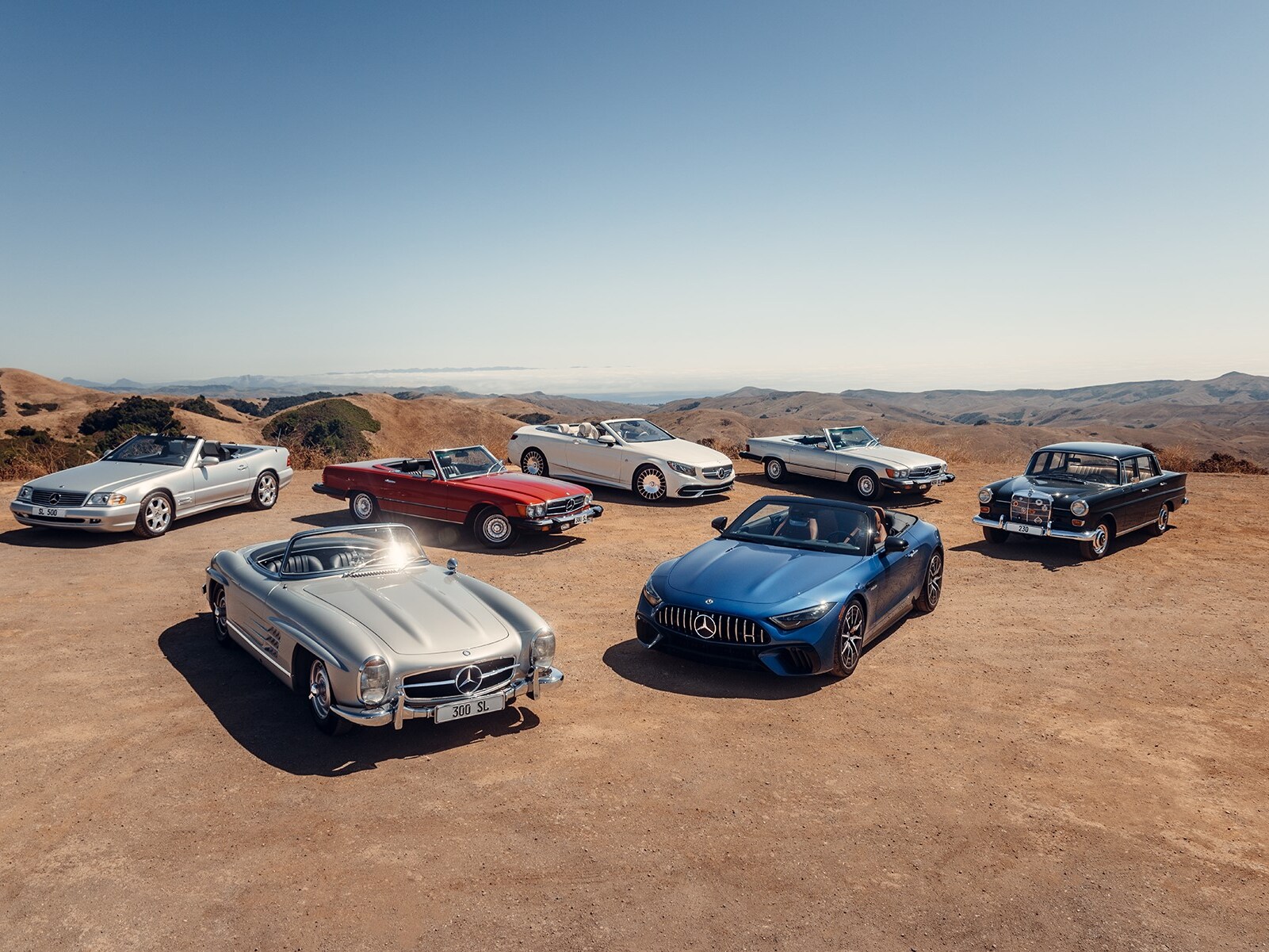 Vehículos de Mercedes-Benz Classic en un desierto.