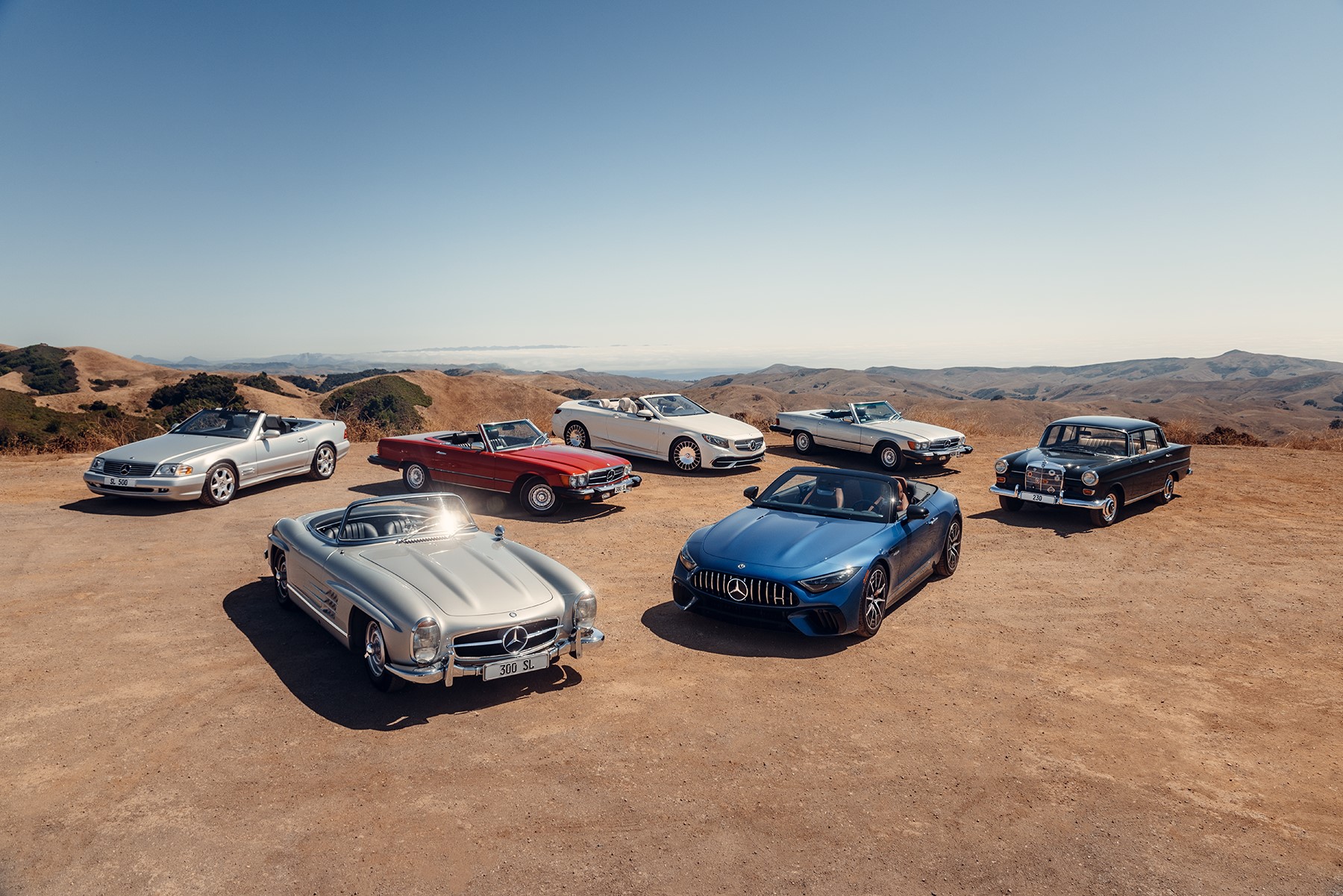 Vehículos de Mercedes-Benz Classic. Vehículos de Mercedes-Benz Classic en un desierto.