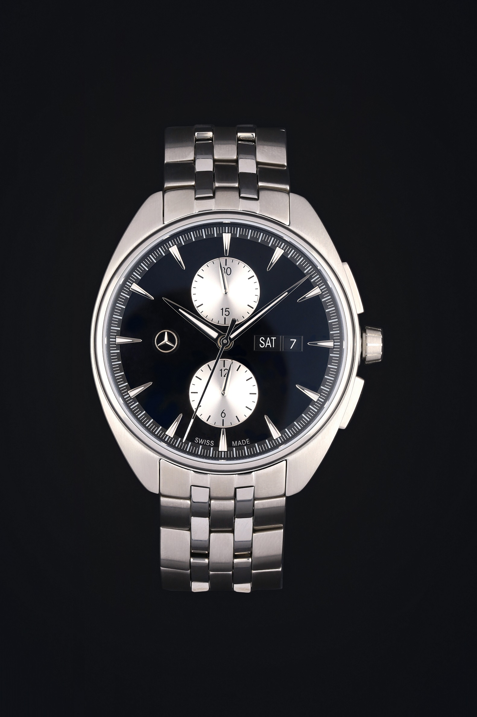 Relojes de Mercedes-Benz en la boutique | Mercedes-Benz En este primer plano del cronógrafo automático de Mercedes-Benz se aprecia su diseño elegante y diáfano.