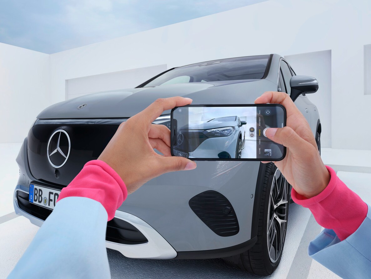 Teléfono fotografiando un Mercedes-Benz