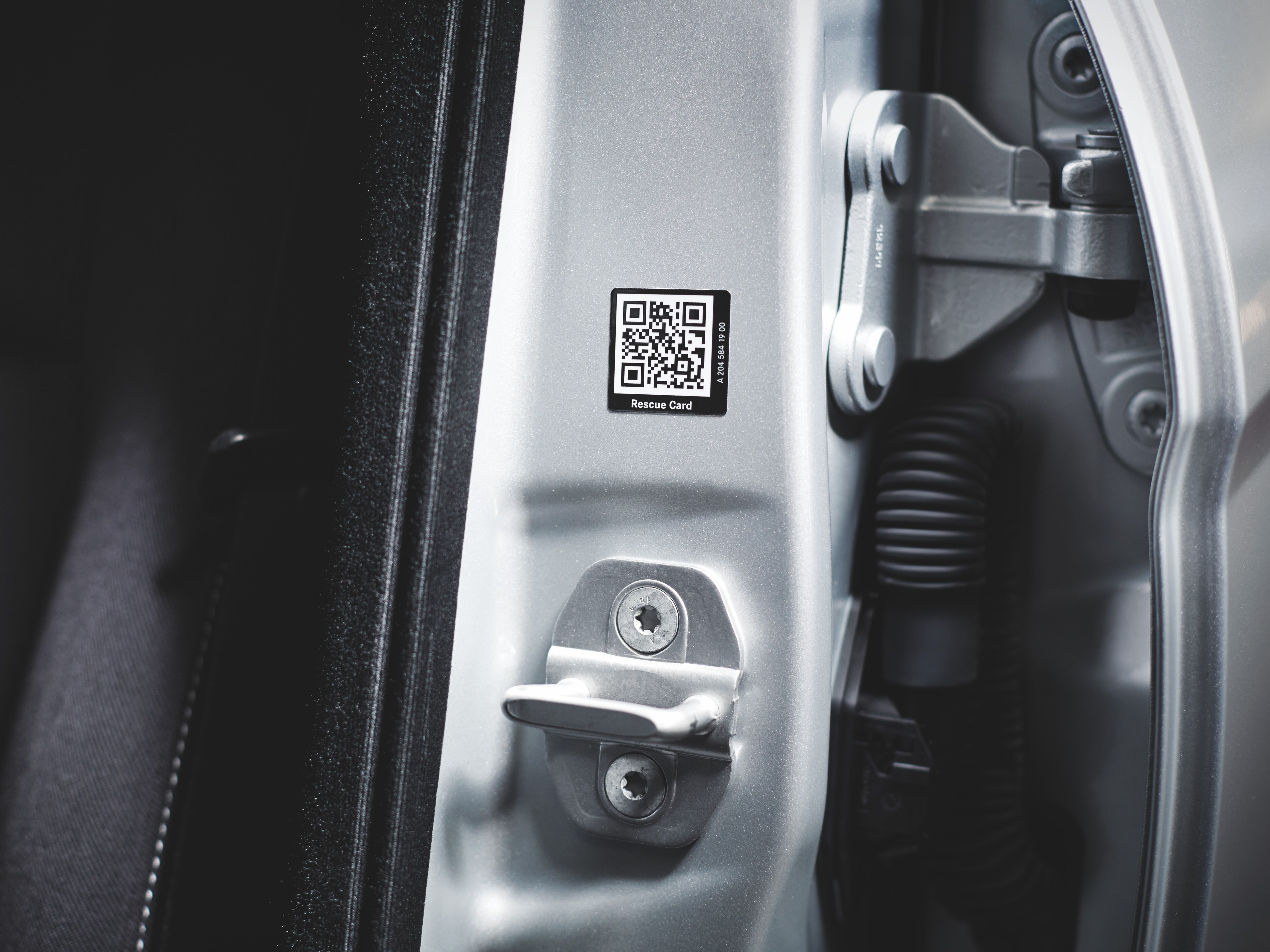 Autoadhesivo de rescate en el vehículo Mercedes-Benz.