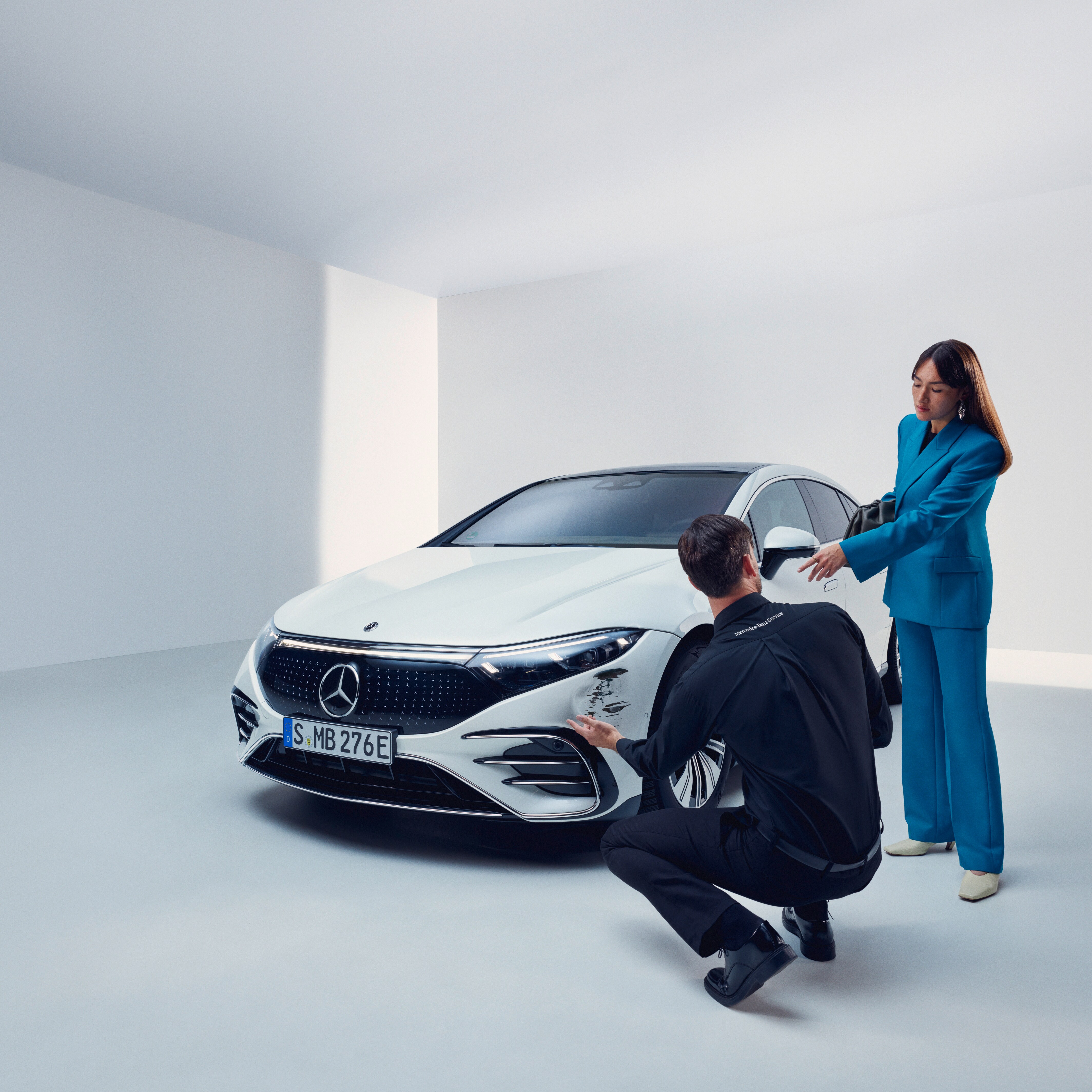 Un técnico inspeccionando el vehículo Mercedes-Benz de un cliente.