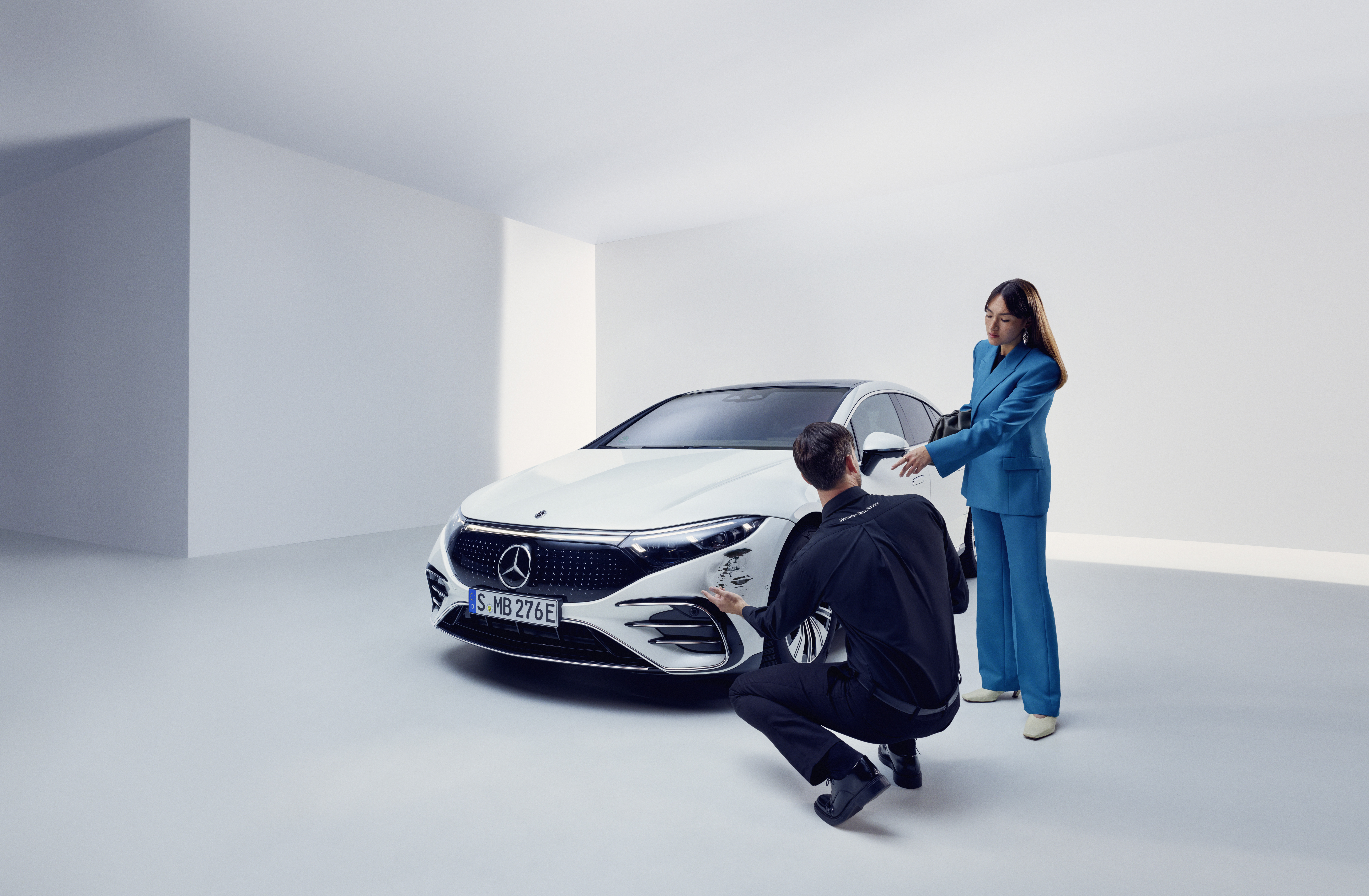 Parte de daños | Mercedes-Benz Un técnico inspeccionando el vehículo Mercedes-Benz de un cliente.