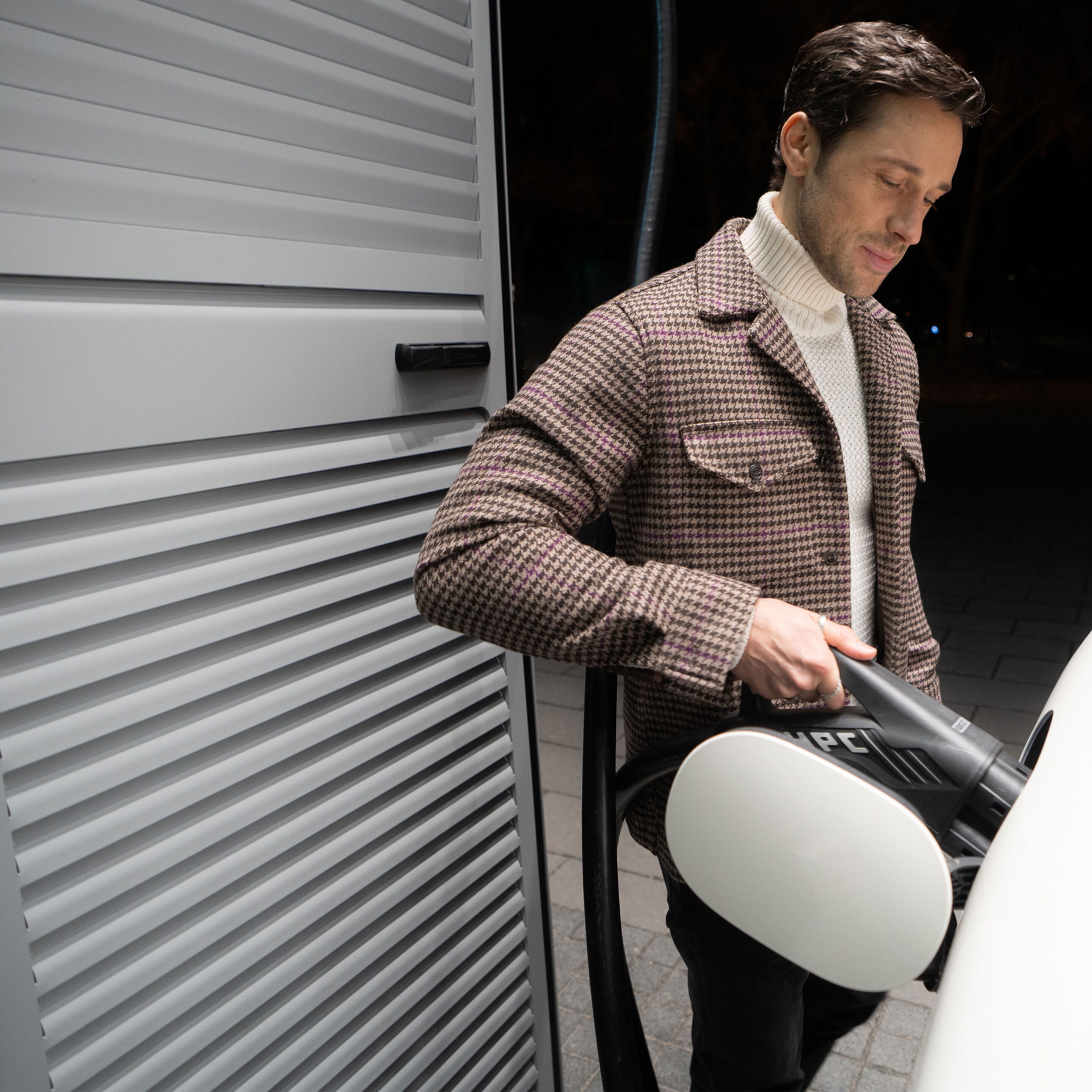 Un Mercedes-Benz eléctrico recargando con MB.CHARGE Public durante un viaje.