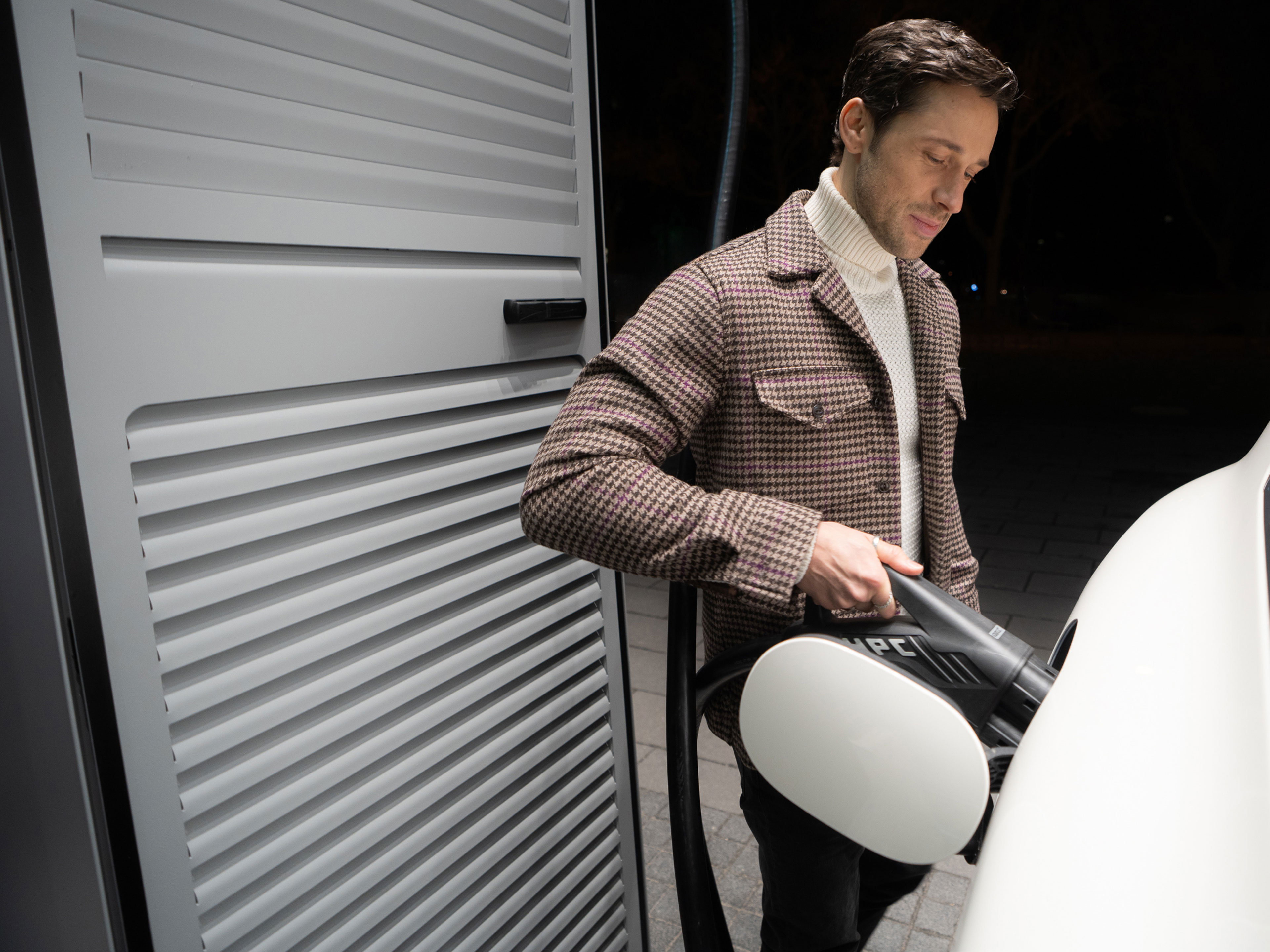 Carga pública | Carga | Mercedes-Benz Un Mercedes-Benz eléctrico recargando con MB.CHARGE Public durante un viaje.