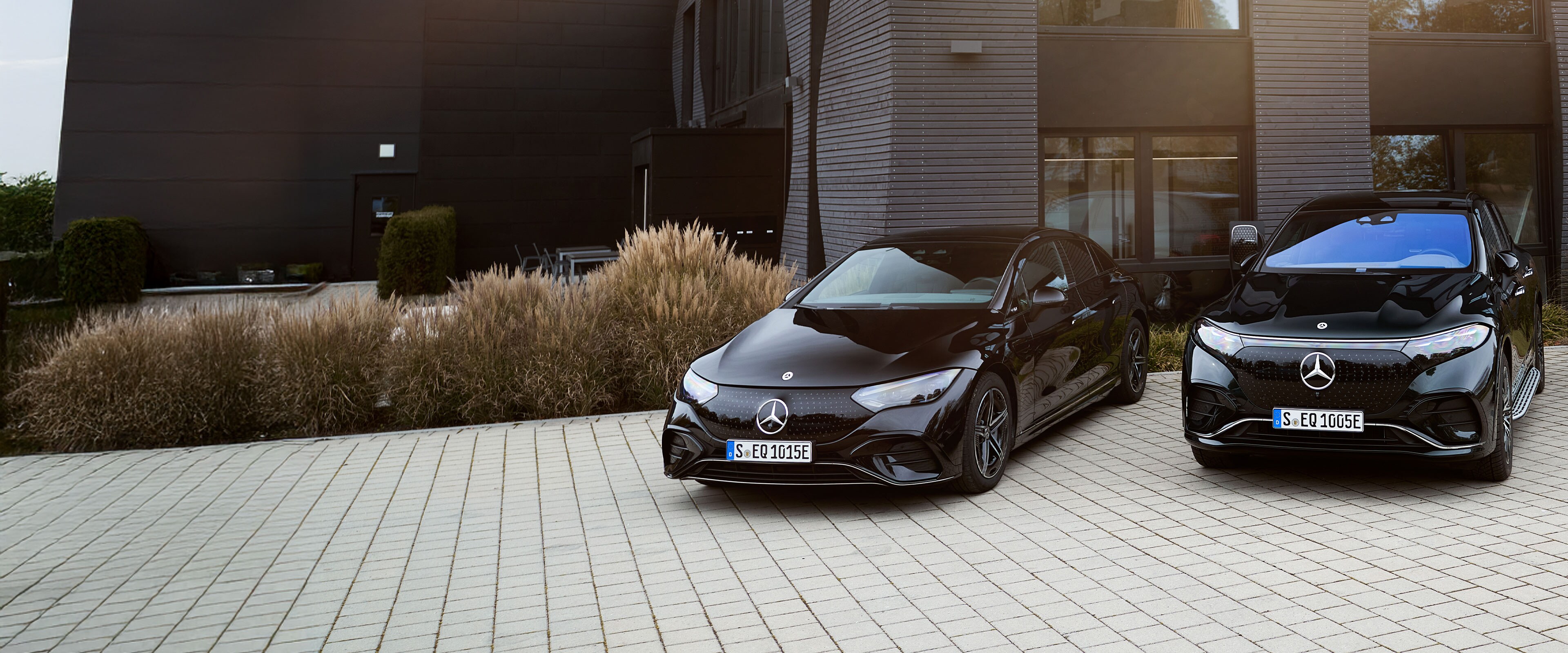 Clientes empresariales de flotas eléctricas verificando el estado de carga de su vehículo.