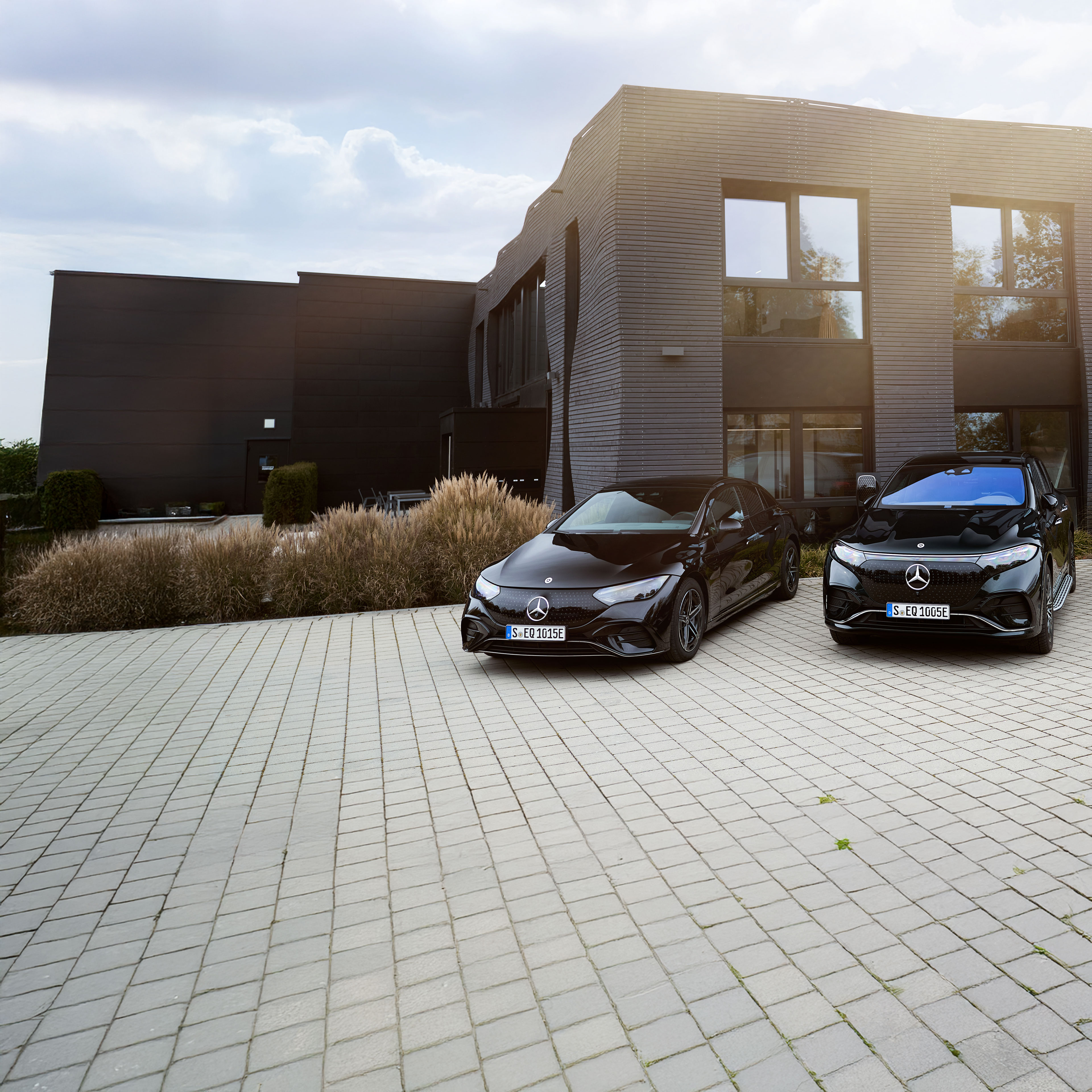 Soluciones de carga para clientes empresariales | Mercedes-Benz Clientes empresariales de flotas eléctricas verificando el estado de carga de su vehículo.