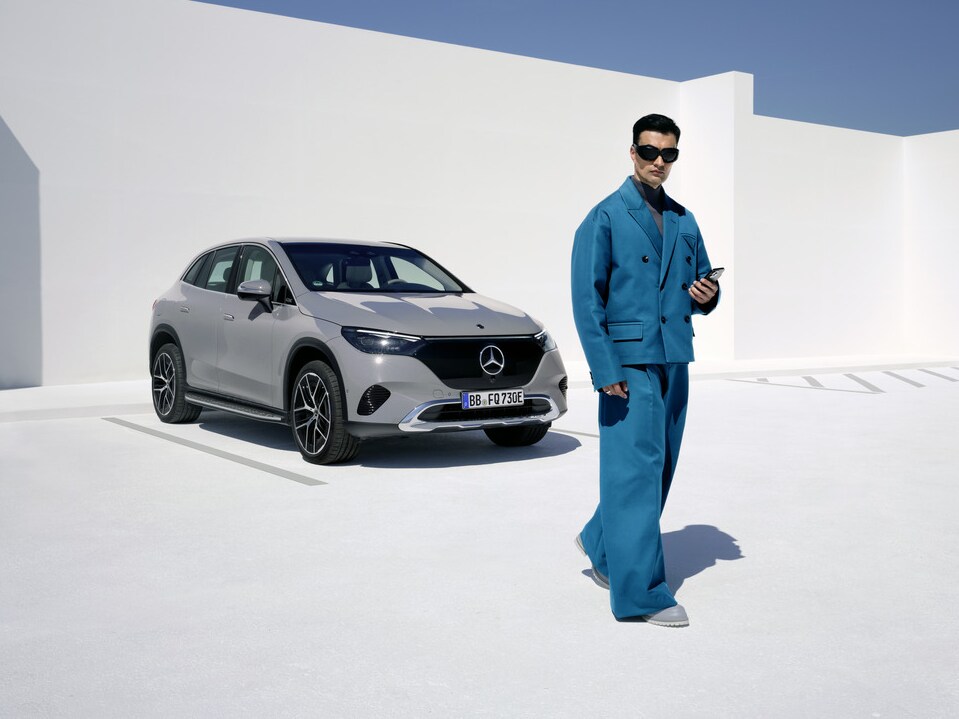 Un hombre de pie delante de su Mercedes-Benz.