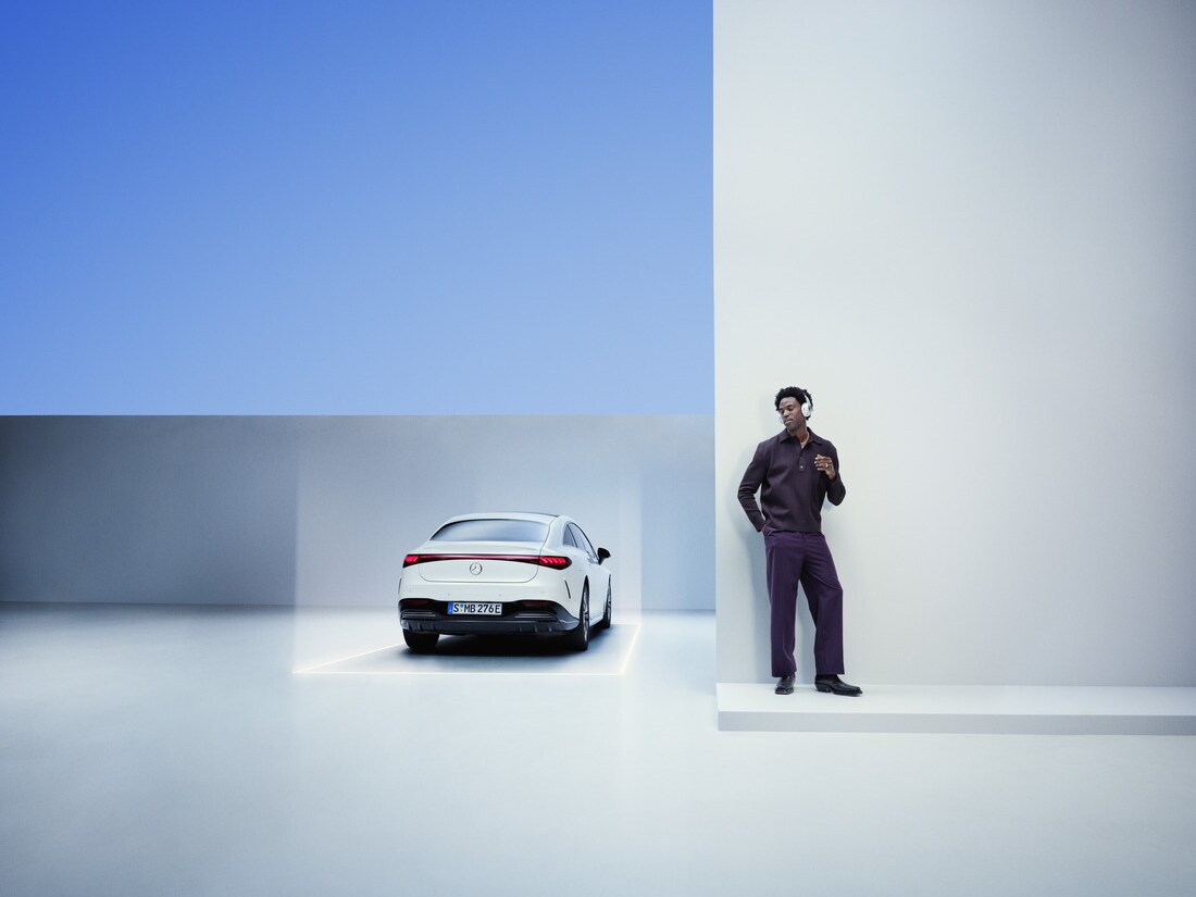 Un hombre de pie junto a su Mercedes-Benz.