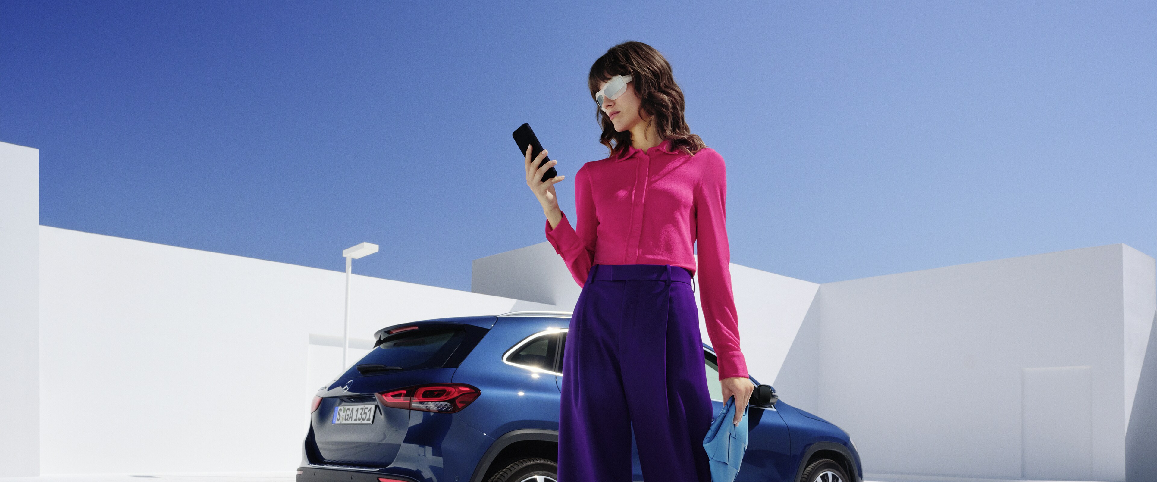 Un usuario selecciona extras digitales en el sistema multimedia MBUX de un Mercedes-Benz.