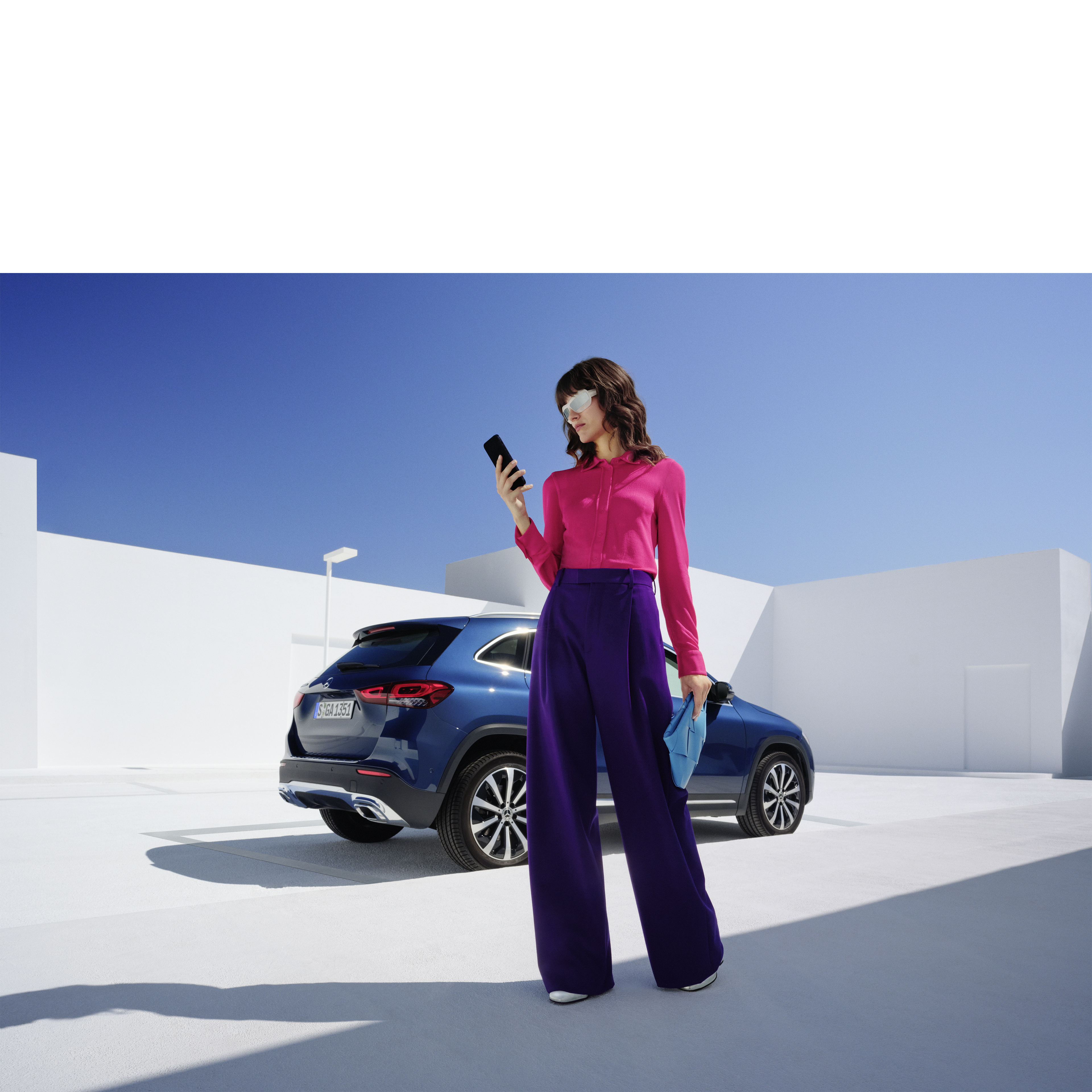 Mercedes me ID | Mercedes-Benz Un usuario selecciona extras digitales en el sistema multimedia MBUX de un Mercedes-Benz.