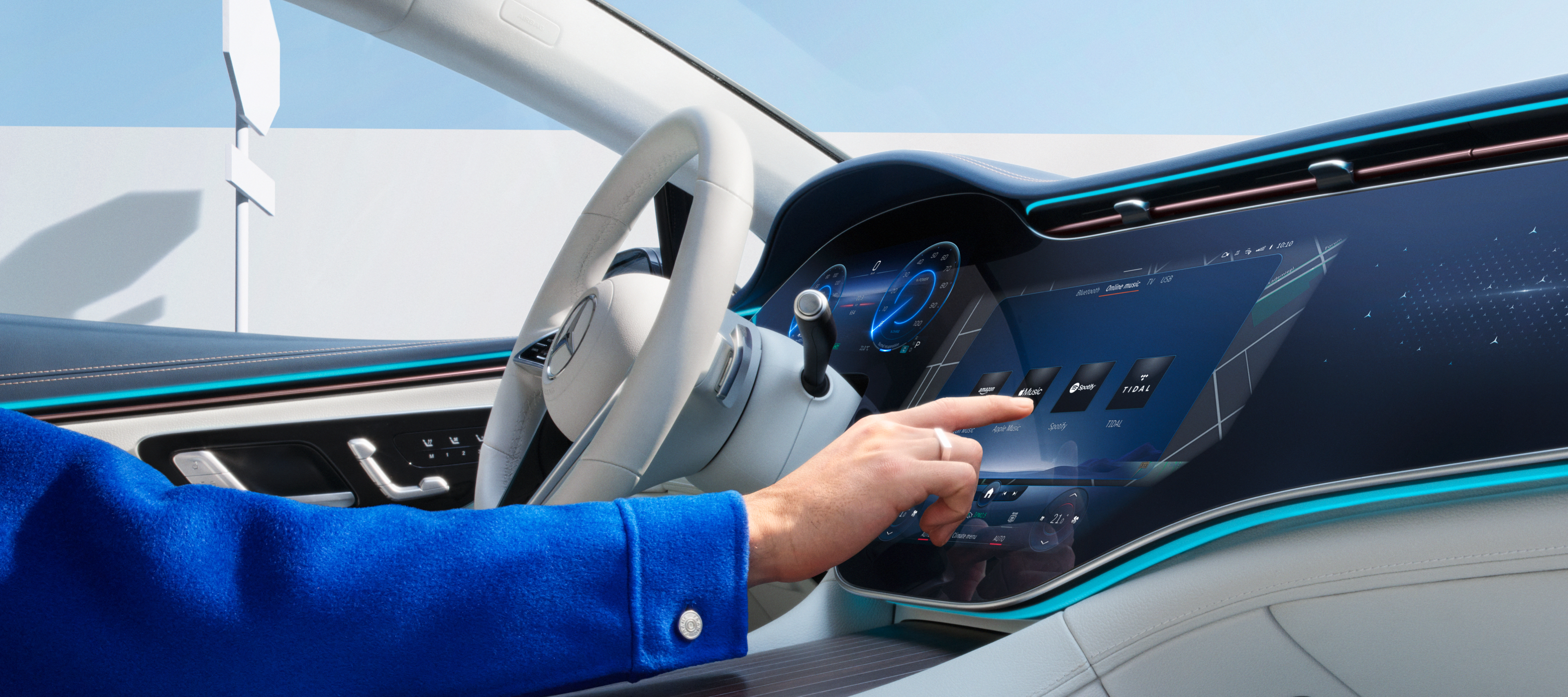 Extras digitales | Mercedes-Benz Un usuario selecciona extras digitales en la pantalla del sistema multimedia MBUX de un Mercedes-Benz.