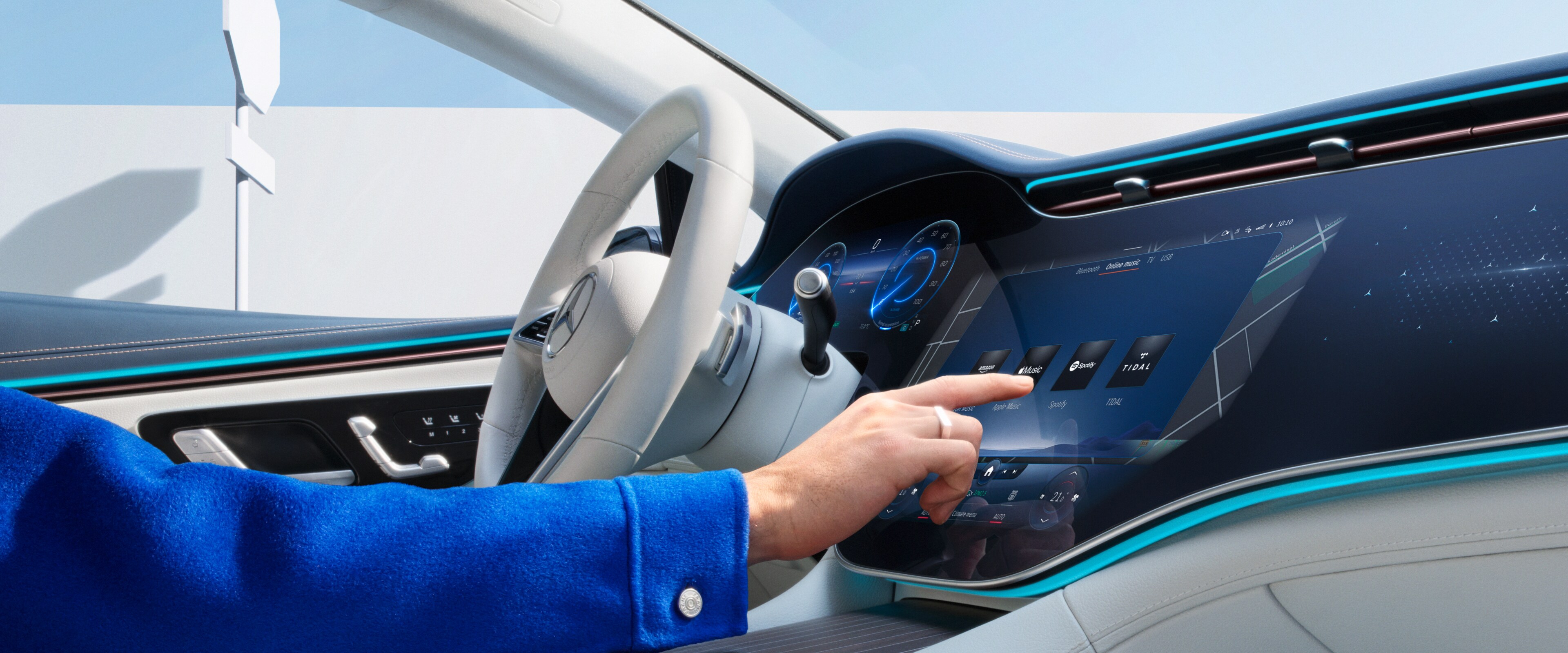 Un usuario selecciona extras digitales en la pantalla del sistema multimedia MBUX de un Mercedes-Benz.