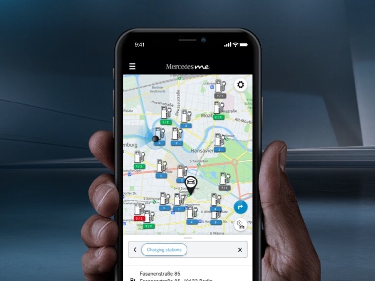 Las estaciones de carga cercanas se muestran en un smartphone a través de Mercedes me Charge en la Mercedes App.
