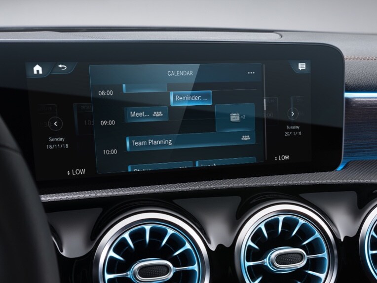 El Extra Digital In-Car Office muestra las próximas reuniones en la pantalla del sistema multimedia MBUX.