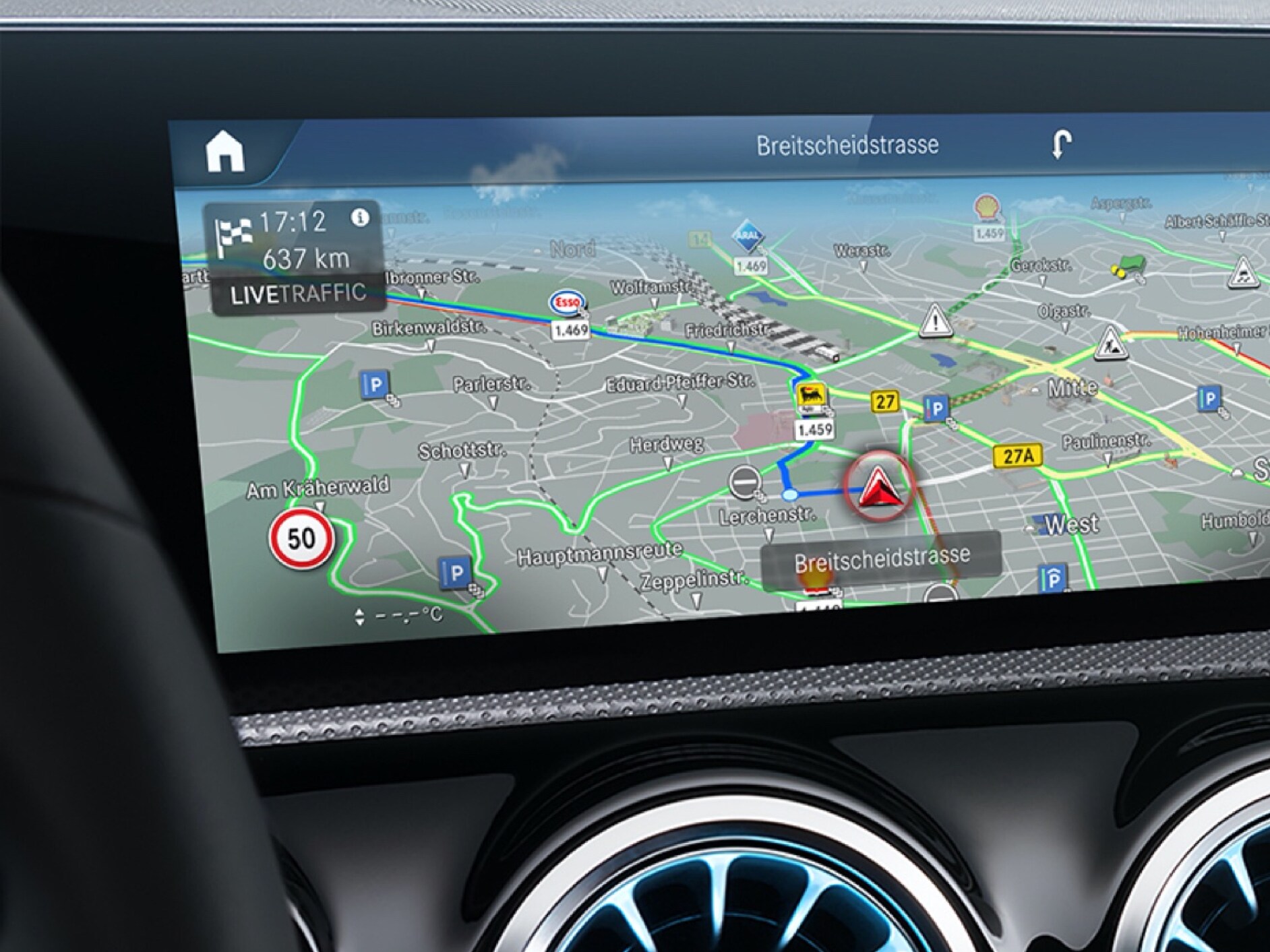 En la pantalla del sistema multimedia MBUX se muestran posibles peligros a lo largo de la ruta con el extra digital Car-to-X Communication.