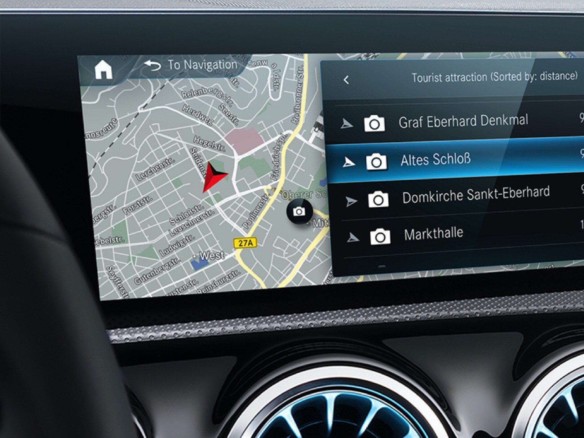 La pantalla del sistema multimedia MBUX muestra al conductor la mejor ruta gracias a los extras digitales del apartado Navegación.
