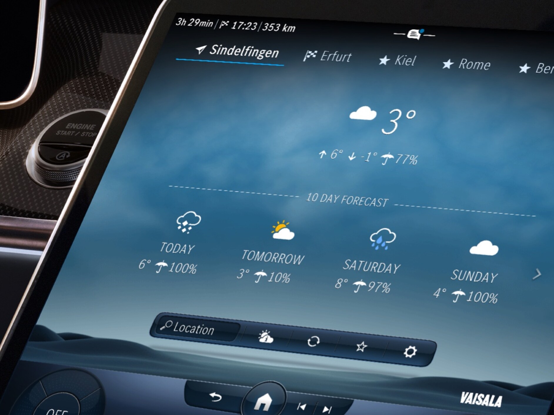 En la pantalla del sistema multimedia MBUX se muestra el tiempo que hace en el destino con el extra digital Mapa meteorológico.