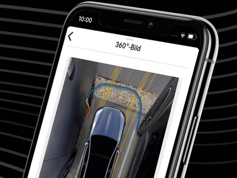 Con ayuda de la aplicación Mercedes-Benz Asistente para aparcar a distancia y la vista de 360° en el smartphone, un Mercedes-Benz se aparca cómodamente en un hueco para aparcar estrecho.