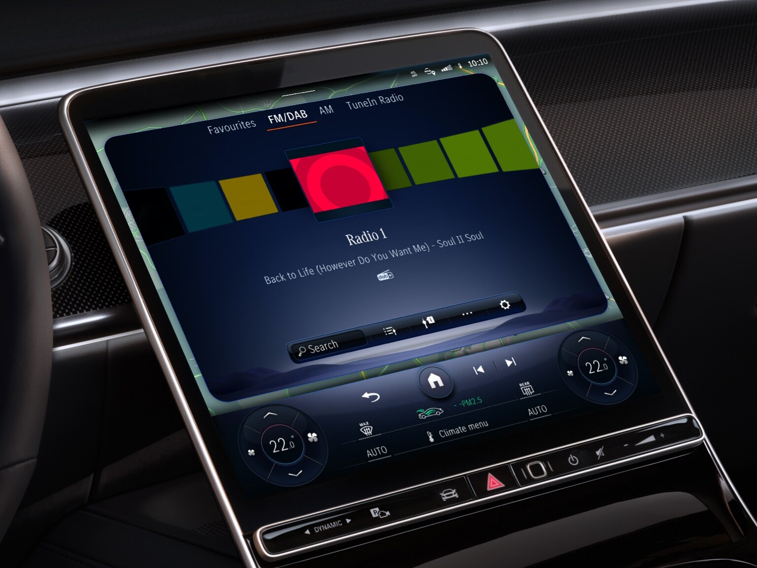 Gracias al paquete Entretenimiento, el sistema multimedia MBUX de un Mercedes-Benz muestra emisoras de radio de todo el mundo.