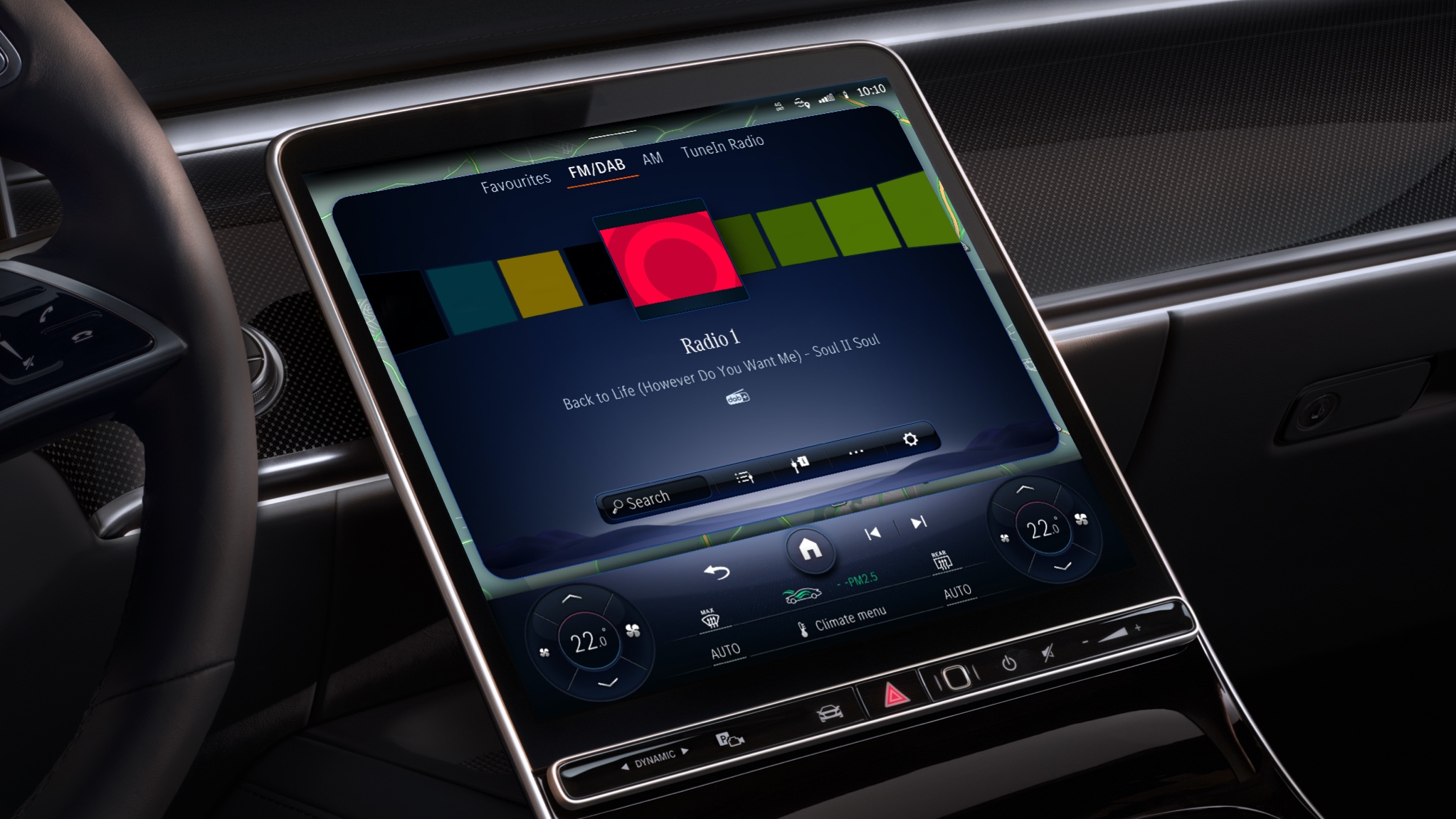 Información ampliada radio | Entretenimiento | Mercedes-Benz Gracias al paquete Entretenimiento, el sistema multimedia MBUX de un Mercedes-Benz muestra emisoras de radio de todo el mundo.