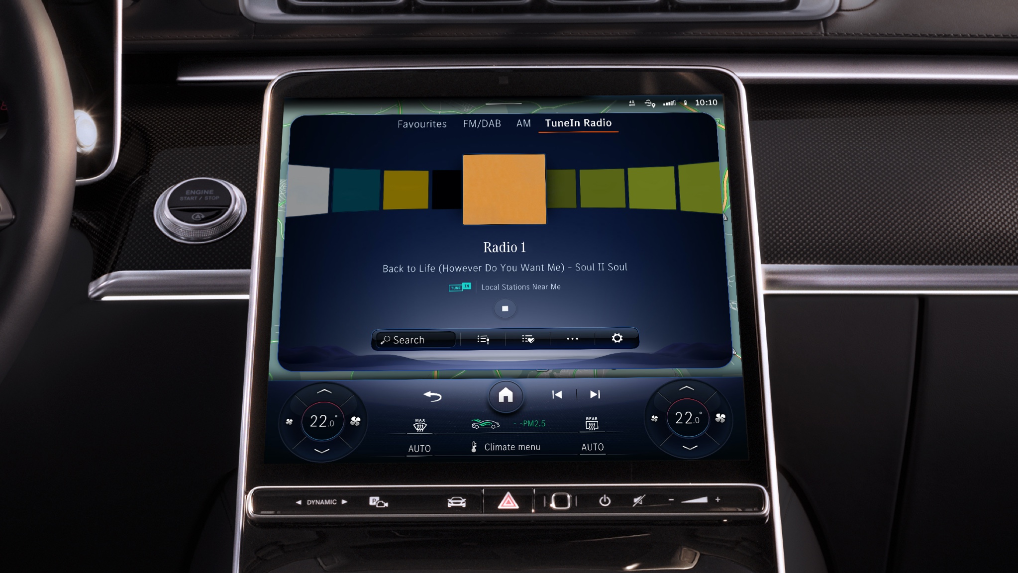 Radio por Internet | Entretenimiento | Mercedes-Benz Gracias al paquete Entretenimiento, el sistema multimedia MBUX de Mercedes-Benz muestra información adicional, como el intérprete, el título y la carátula.