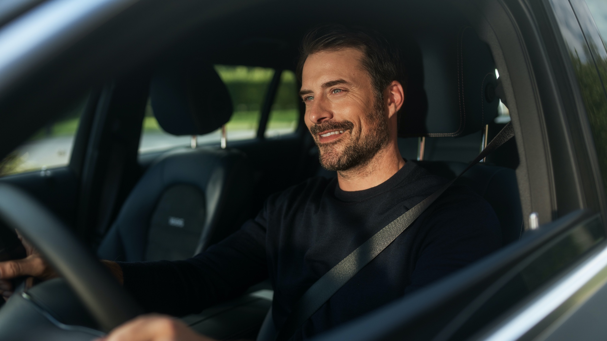 Radio Service Following | Entretenimiento | Mercedes-Benz Un hombre escucha la radio por Internet sin interrupciones en su Mercedes-Benz gracias al paquete Entretenimiento.