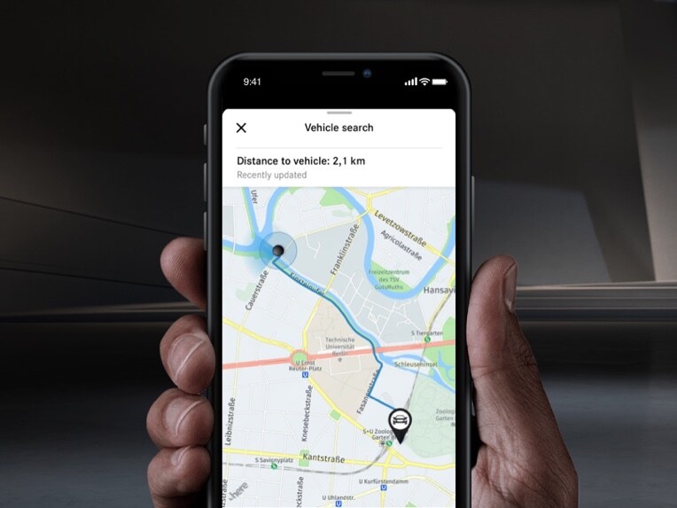 Un smartphone muestra la ubicación del vehículo gracias a un extra digital del apartado Función remota.