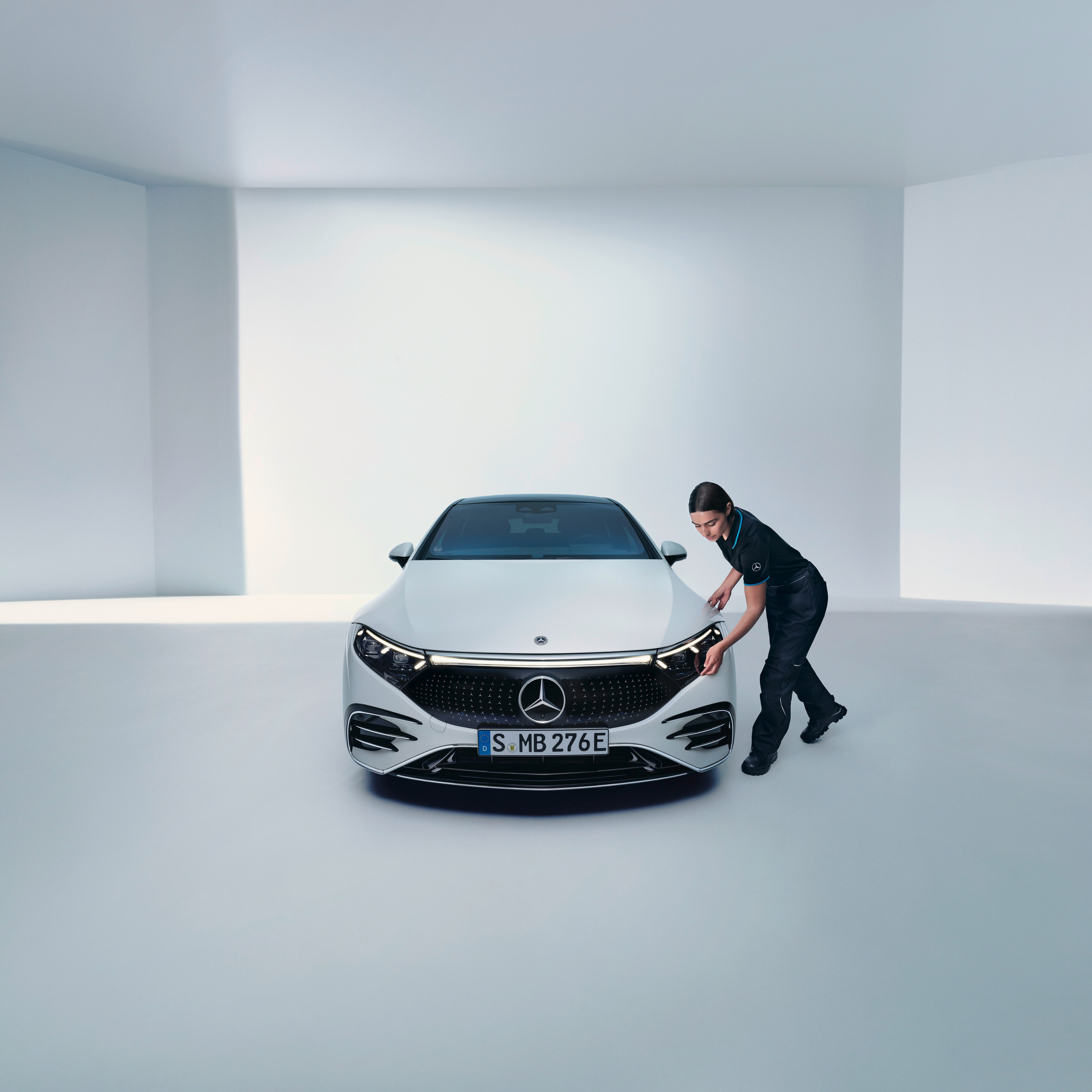 Un técnico de Mercedes-Benz revisando un faro.