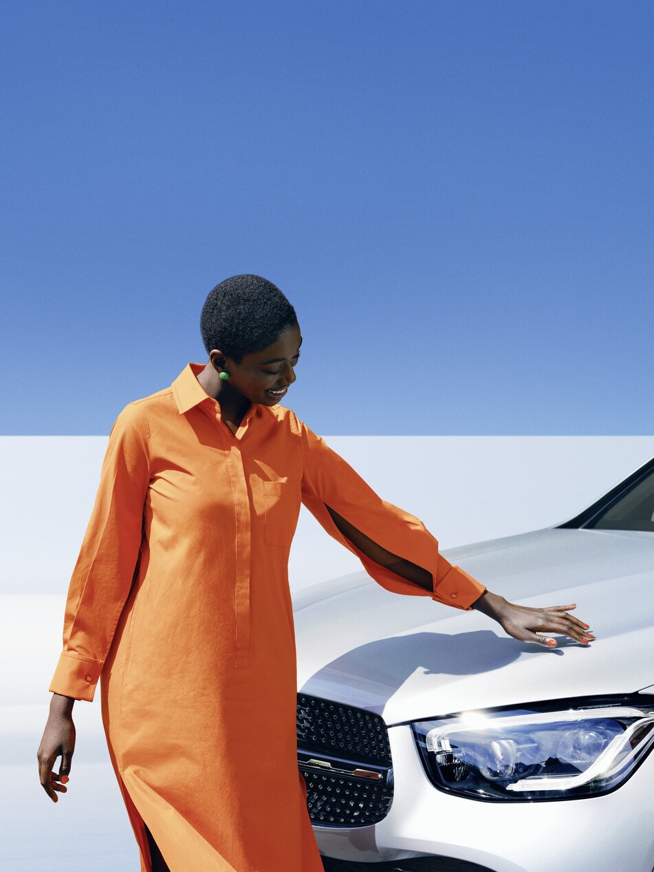 Una persona junto a un vehículo Mercedes-Benz.