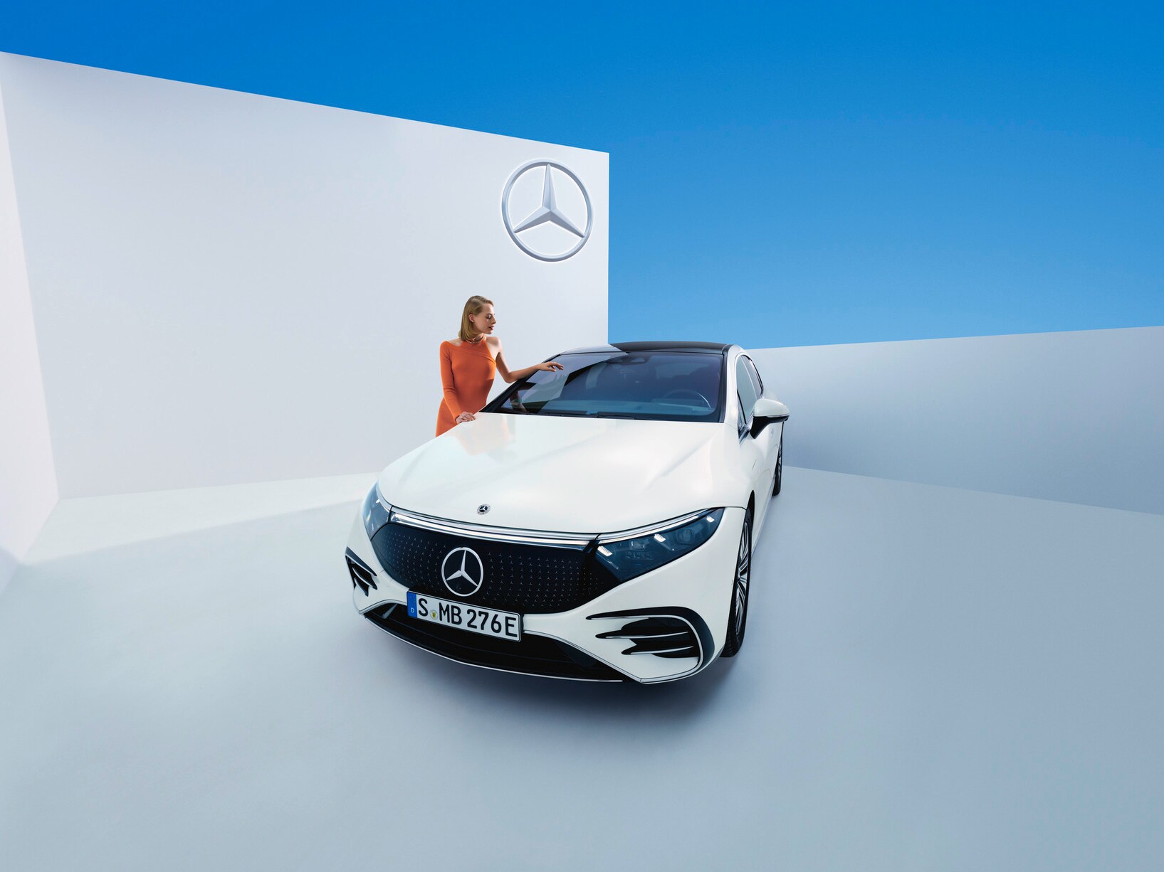 Una persona contemplando su Mercedes-Benz.