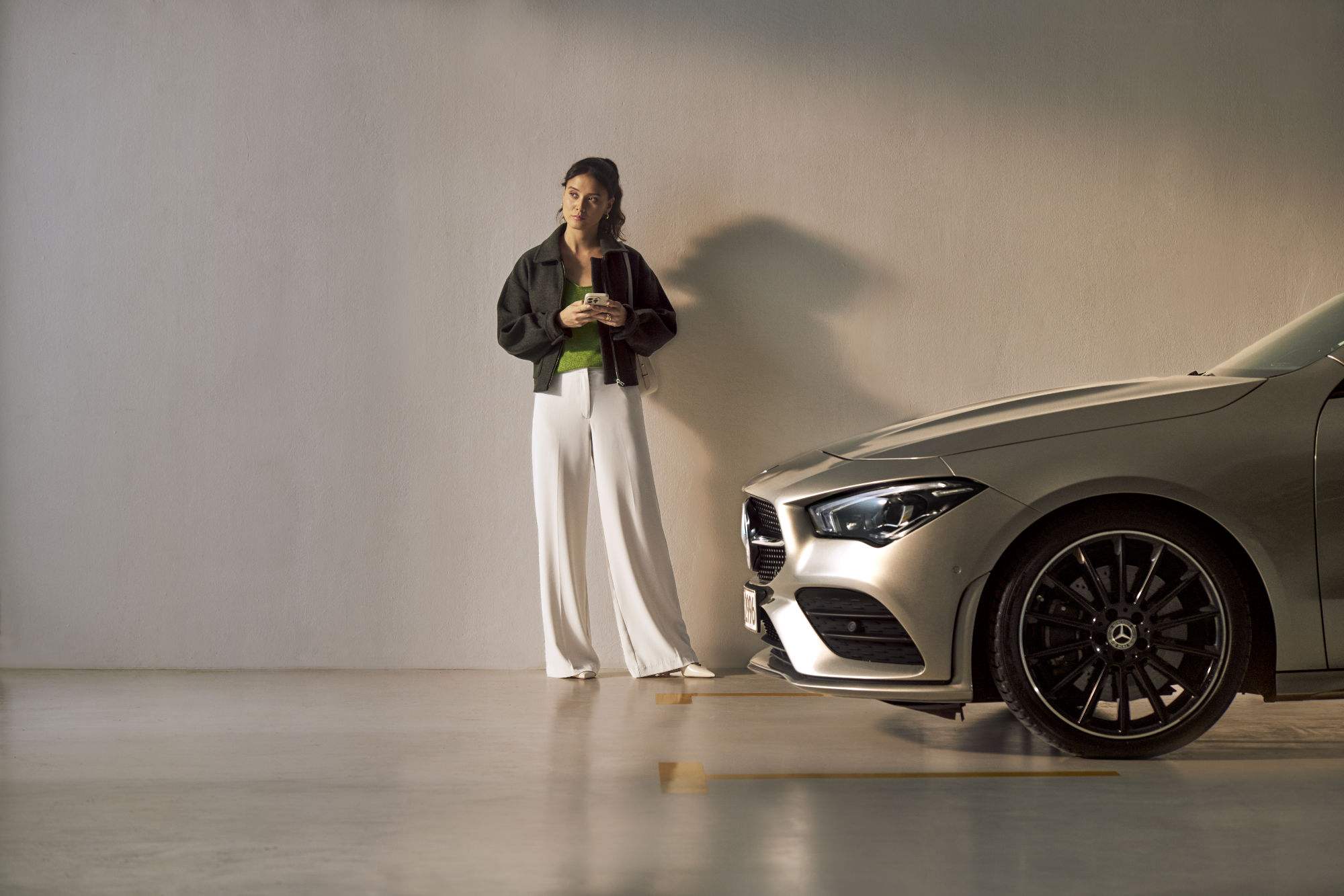 ServiceSelect | Mercedes-Benz Una mujer delante de un vehículo Mercedes-Benz.
