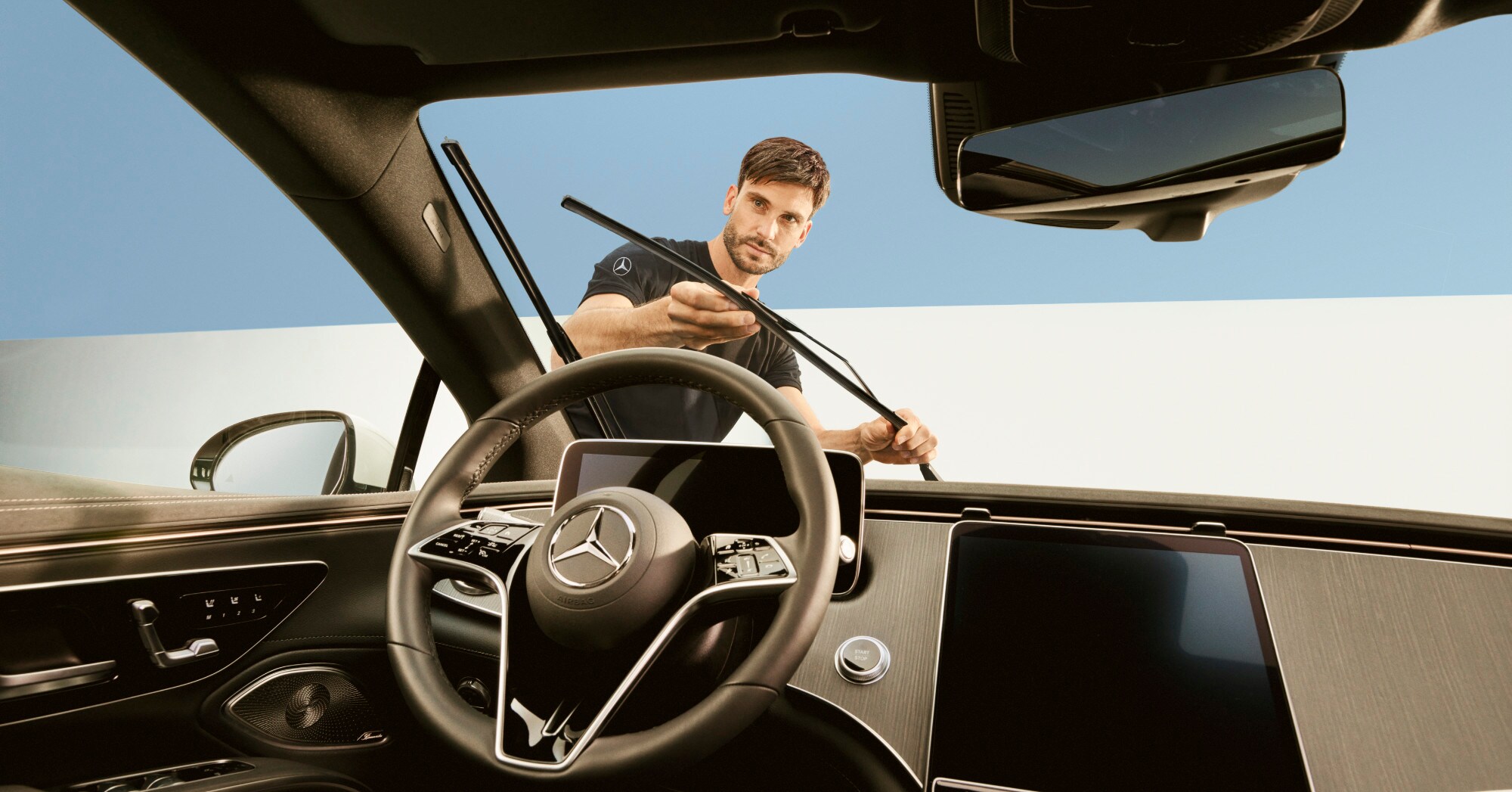 Un técnico reparando las escobillas de un vehículo Mercedes-Benz.
