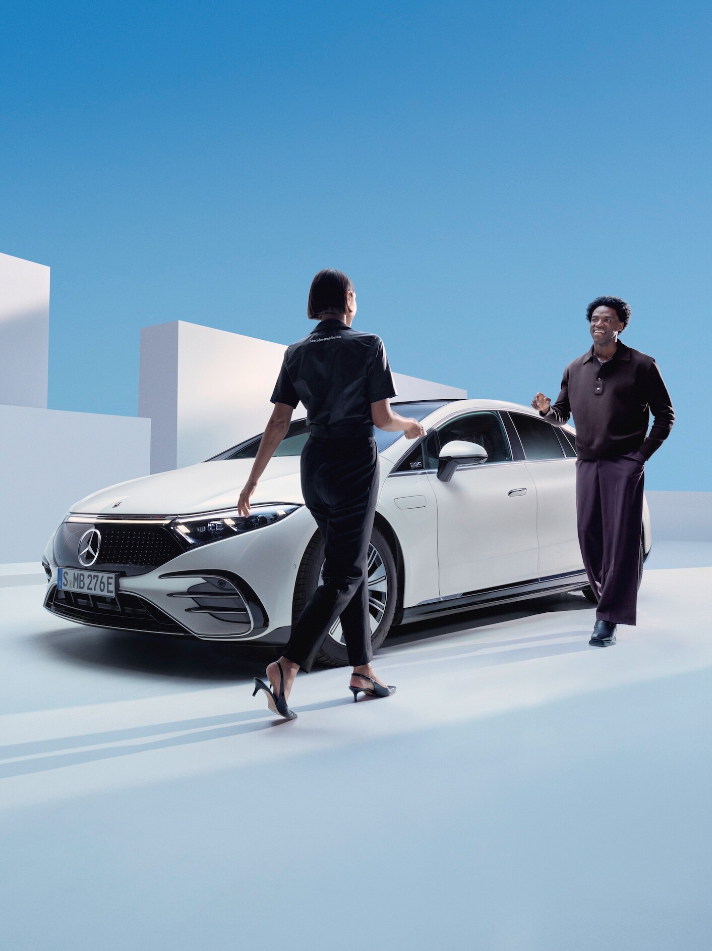 Una mujer haciendo uso del servicio de recogida y entrega de Mercedes-Benz.