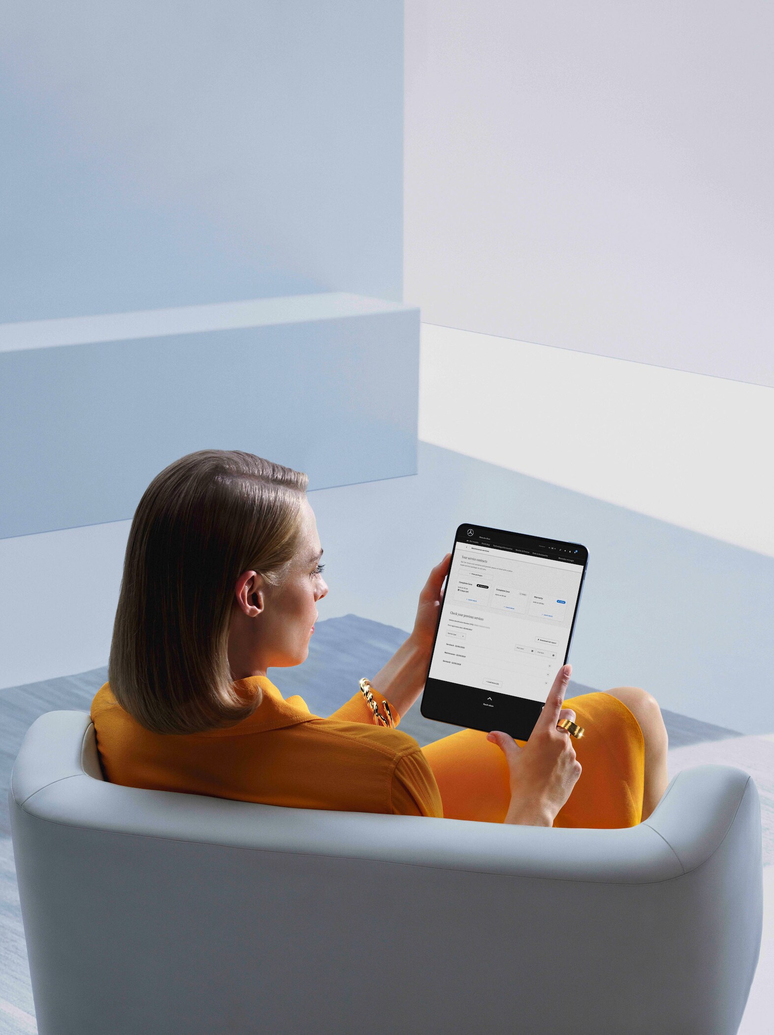 Una mujer utilizando una tablet con el Informe de Servicio Digital.