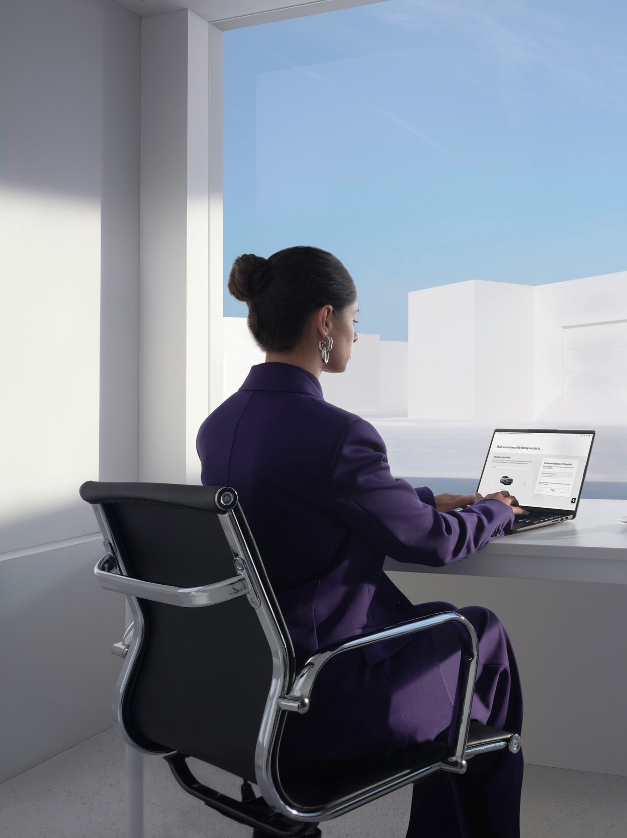 Una mujer consultando en Internet las pruebas de emisiones de tu Mercedes-Benz.