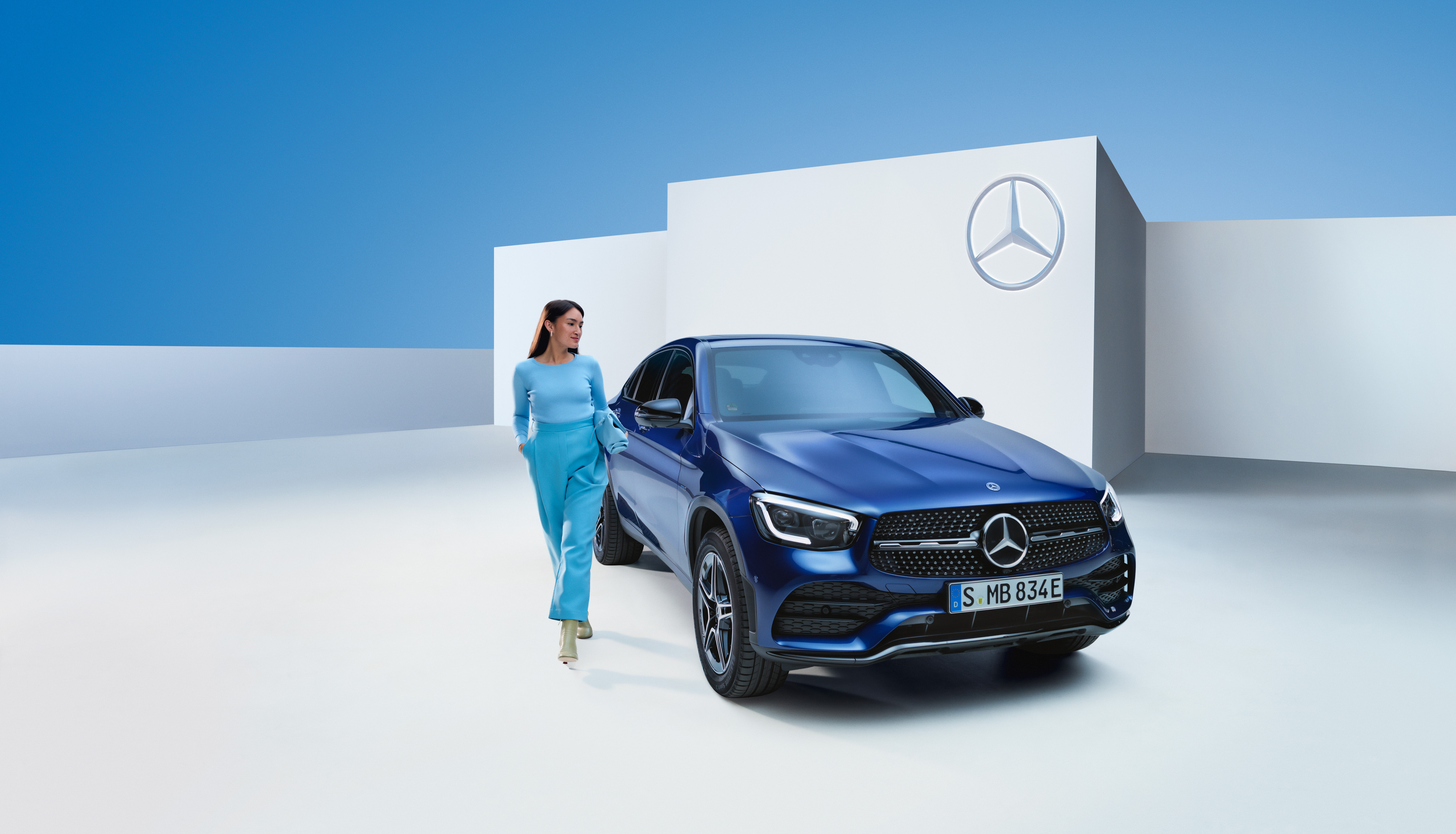 Garantía Mercedes-Benz | Mercedes-Benz Una persona caminando junto a un vehículo Mercedes-Benz.