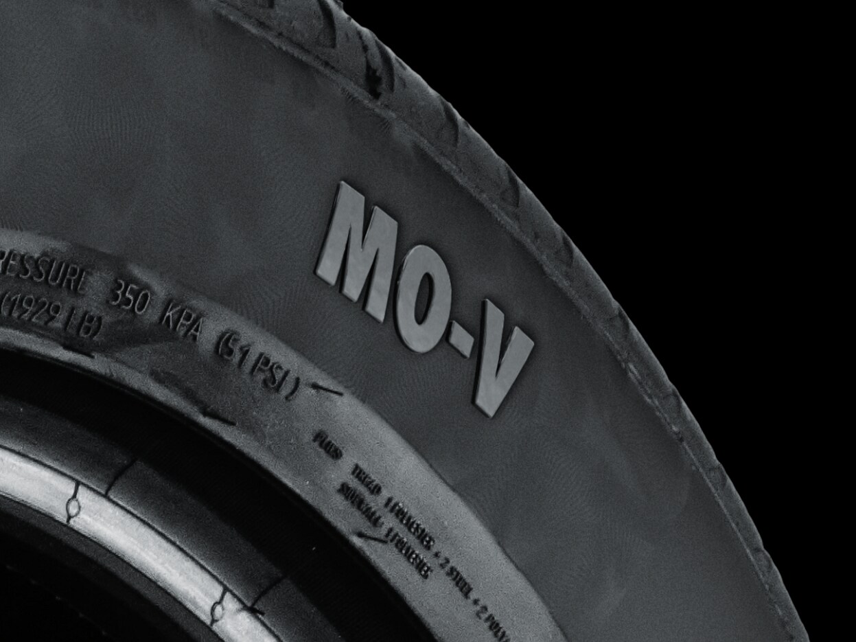 Primer plano de un neumático MO-V de Mercedes-Benz.